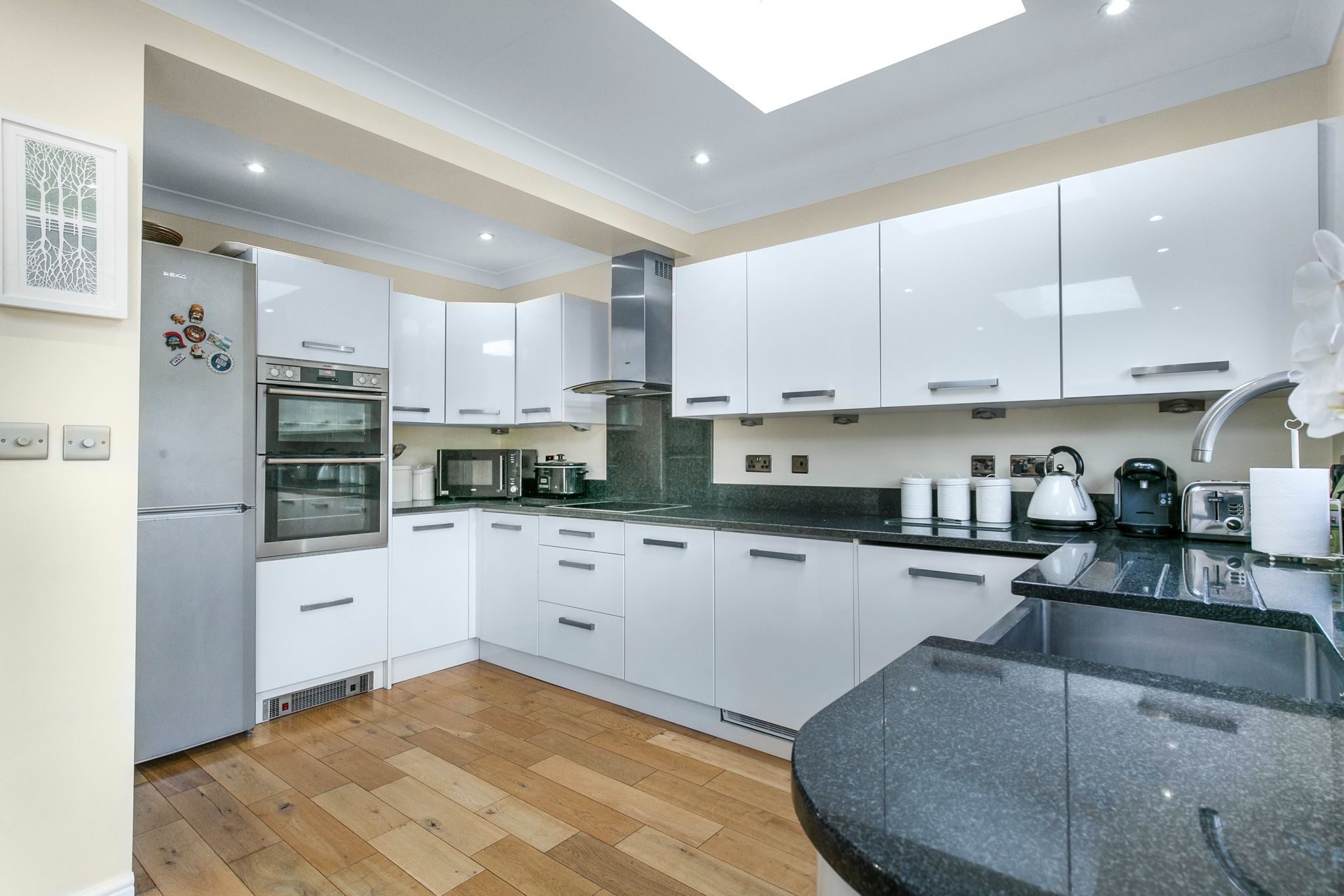 3 bedroom semi-detached house For Sale in Potters Bar - Photograph 5