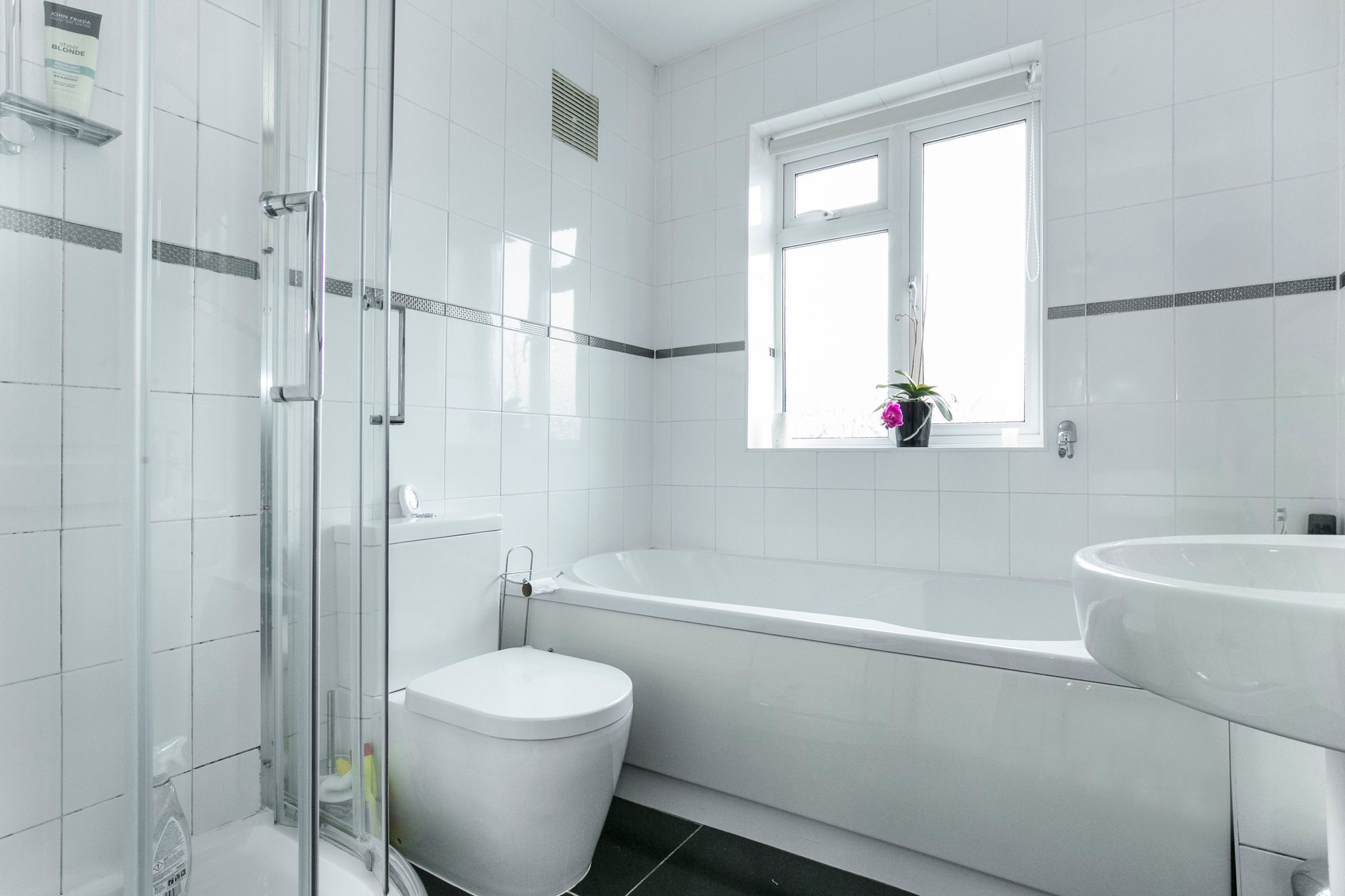 3 bedroom semi-detached house For Sale in Potters Bar - Photograph 11