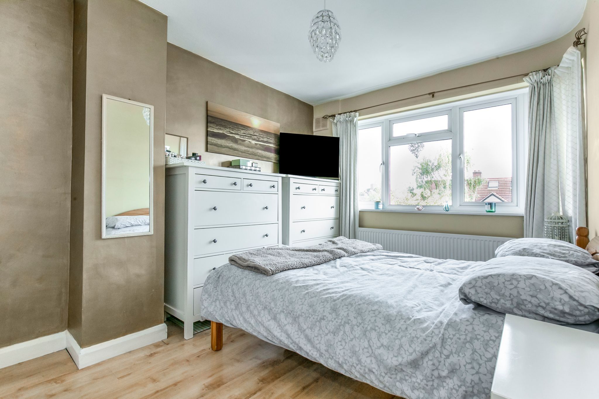 3 bedroom semi-detached house For Sale in Potters Bar - Photograph 12
