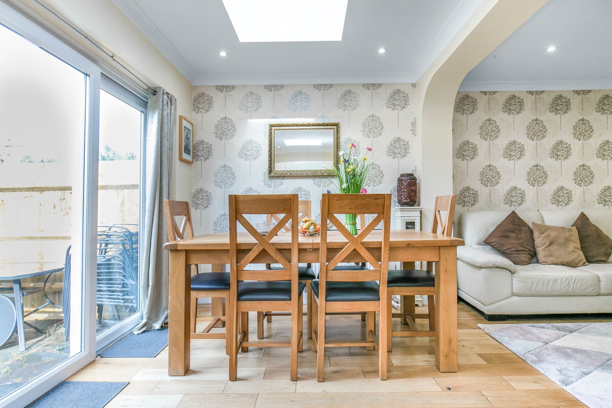 3 bedroom semi-detached house For Sale in Potters Bar - Photograph 8