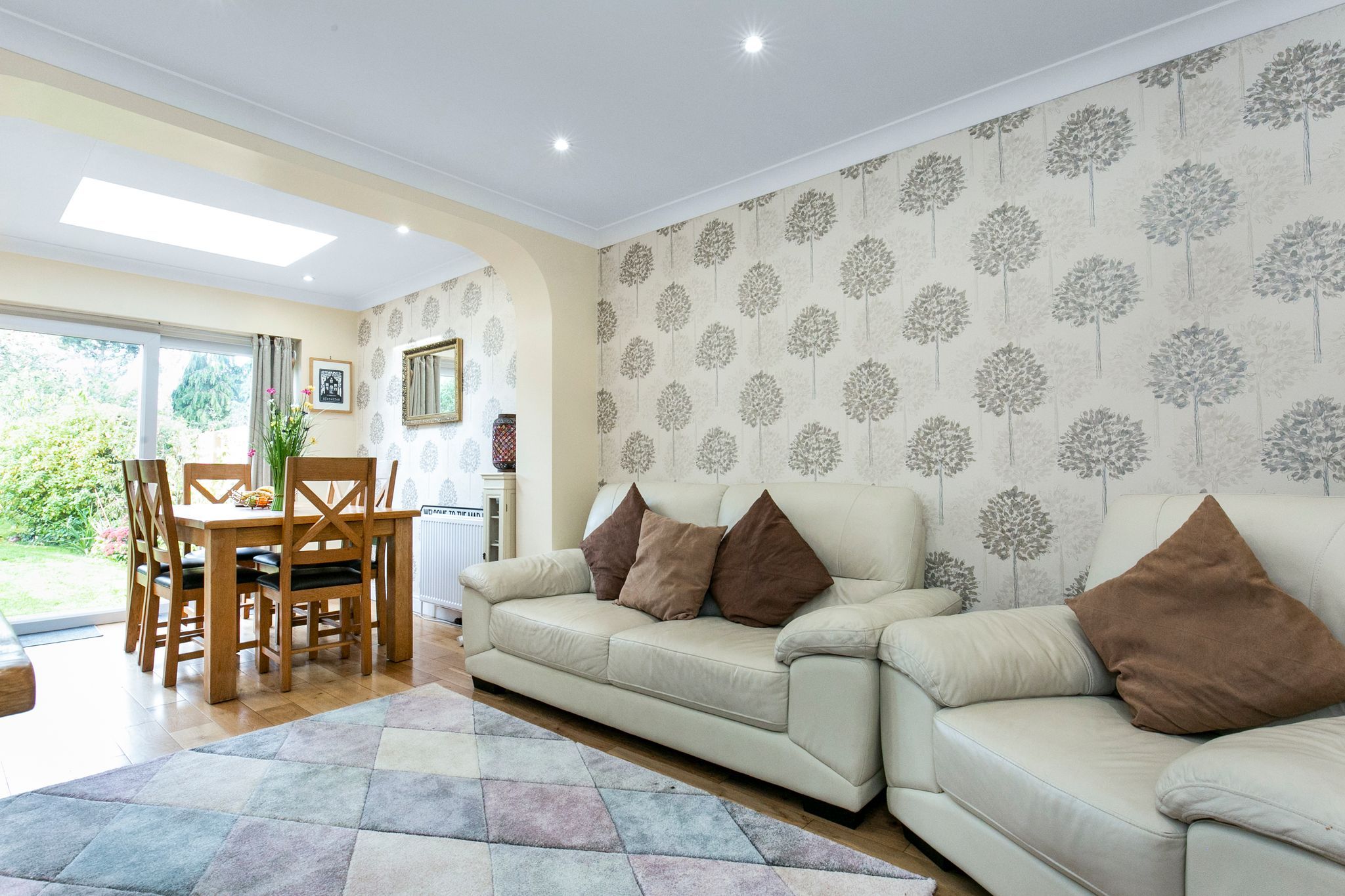 3 bedroom semi-detached house SSTC in Potters Bar - Photograph 6