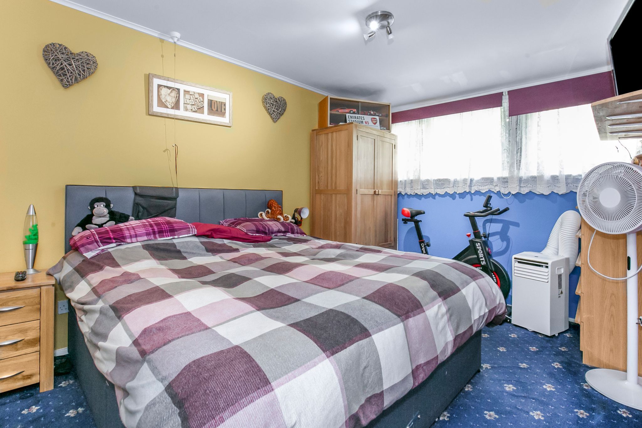 3 bedroom mid terraced house Sale Agreed in Welwyn Garden City - Photograph 8