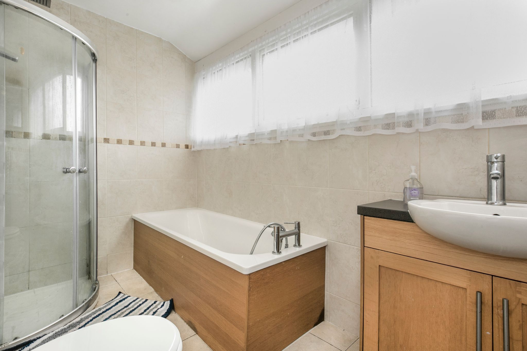 3 bedroom mid terraced house Sale Agreed in Welwyn Garden City - Photograph 7