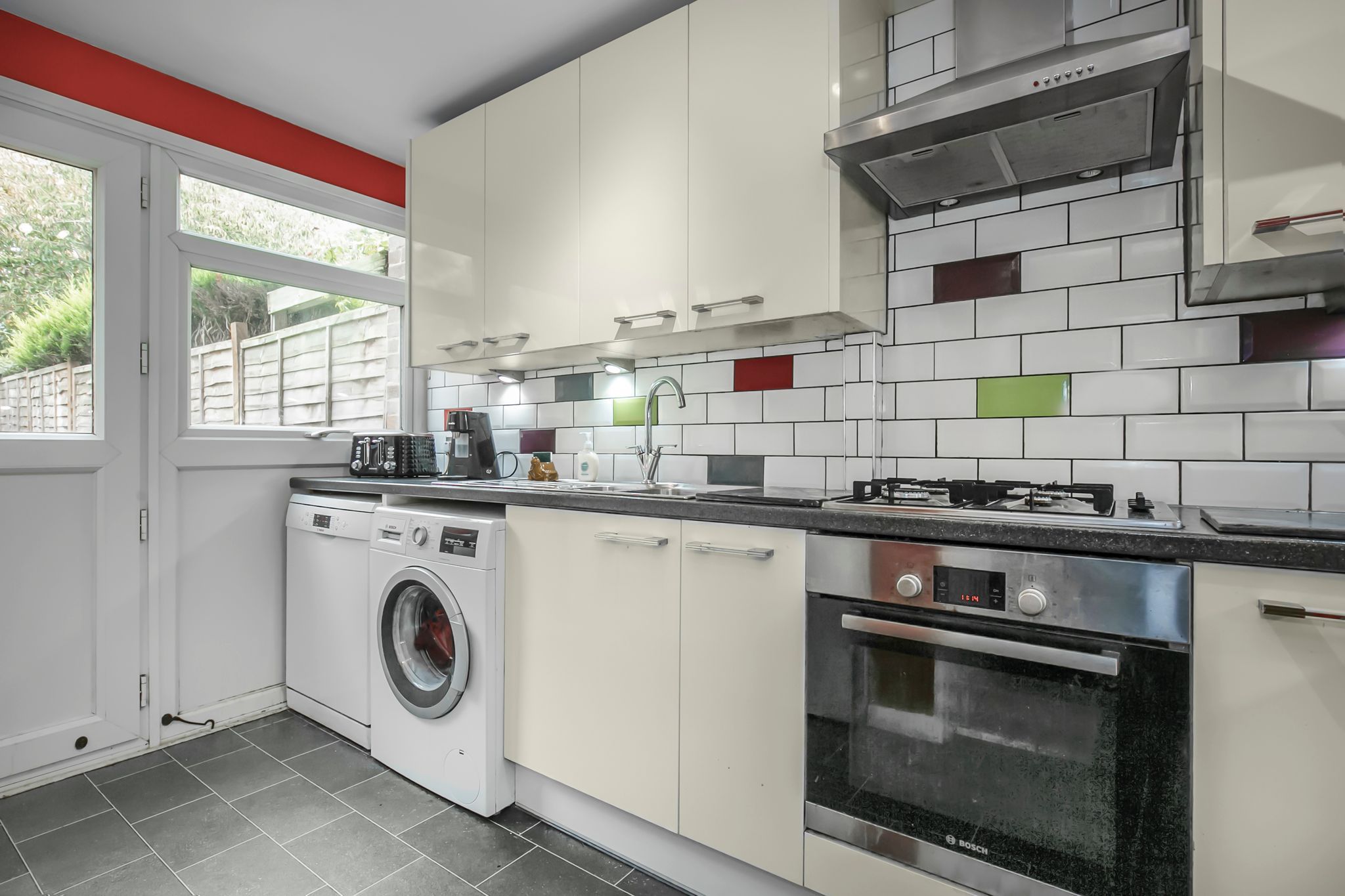 3 bedroom mid terraced house Sale Agreed in Welwyn Garden City - Photograph 6