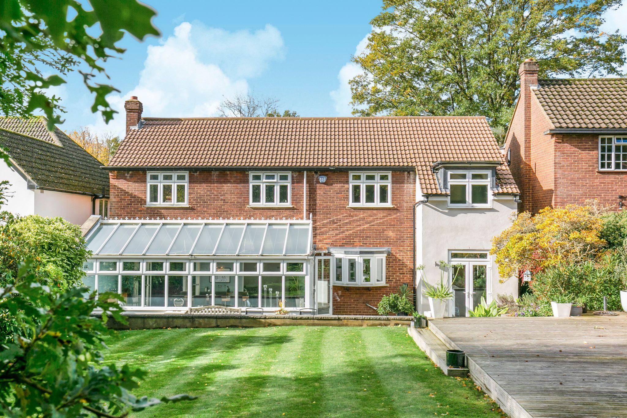 5 bedroom detached house For Sale in Brookmans Park - Photograph 33