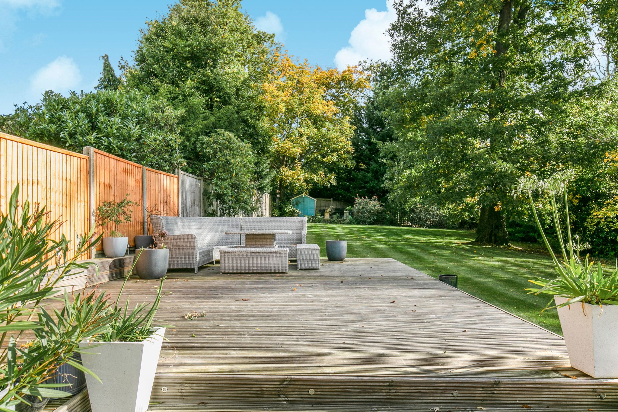 5 bedroom detached house For Sale in Brookmans Park - Photograph 3