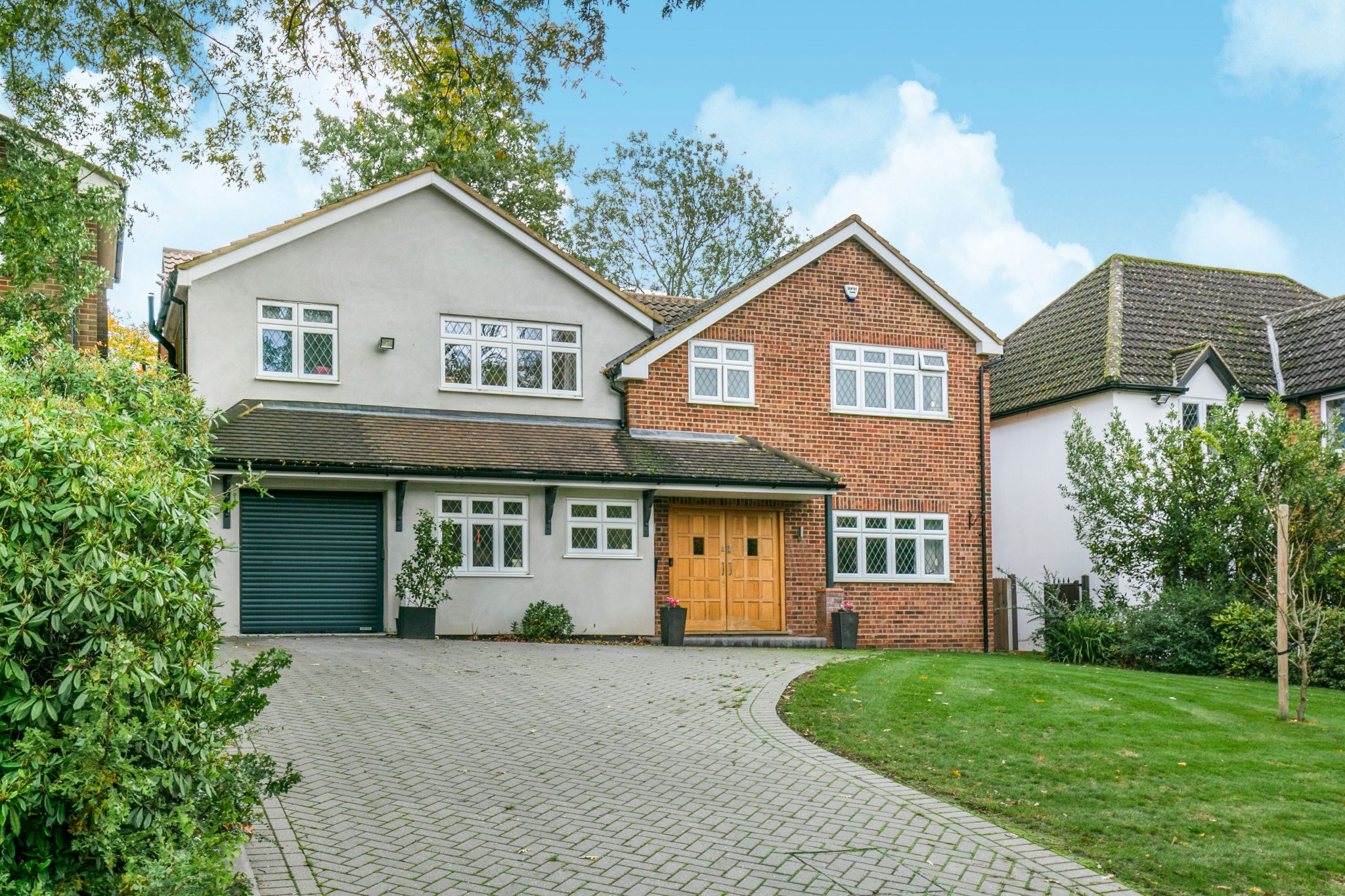 5 bedroom detached house For Sale in Hatfield - Photograph 1