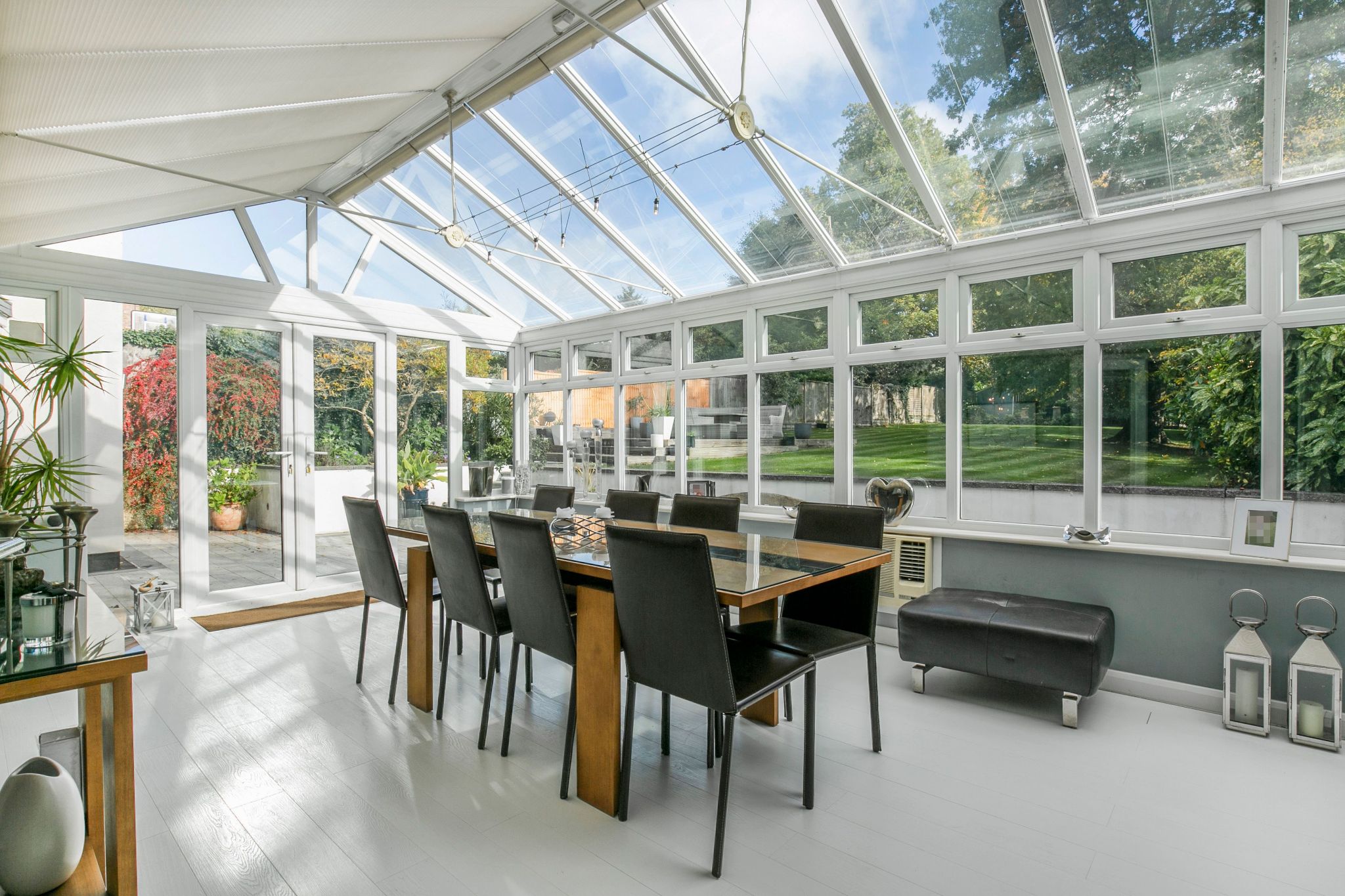 5 bedroom detached house For Sale in Brookmans Park - Photograph 7