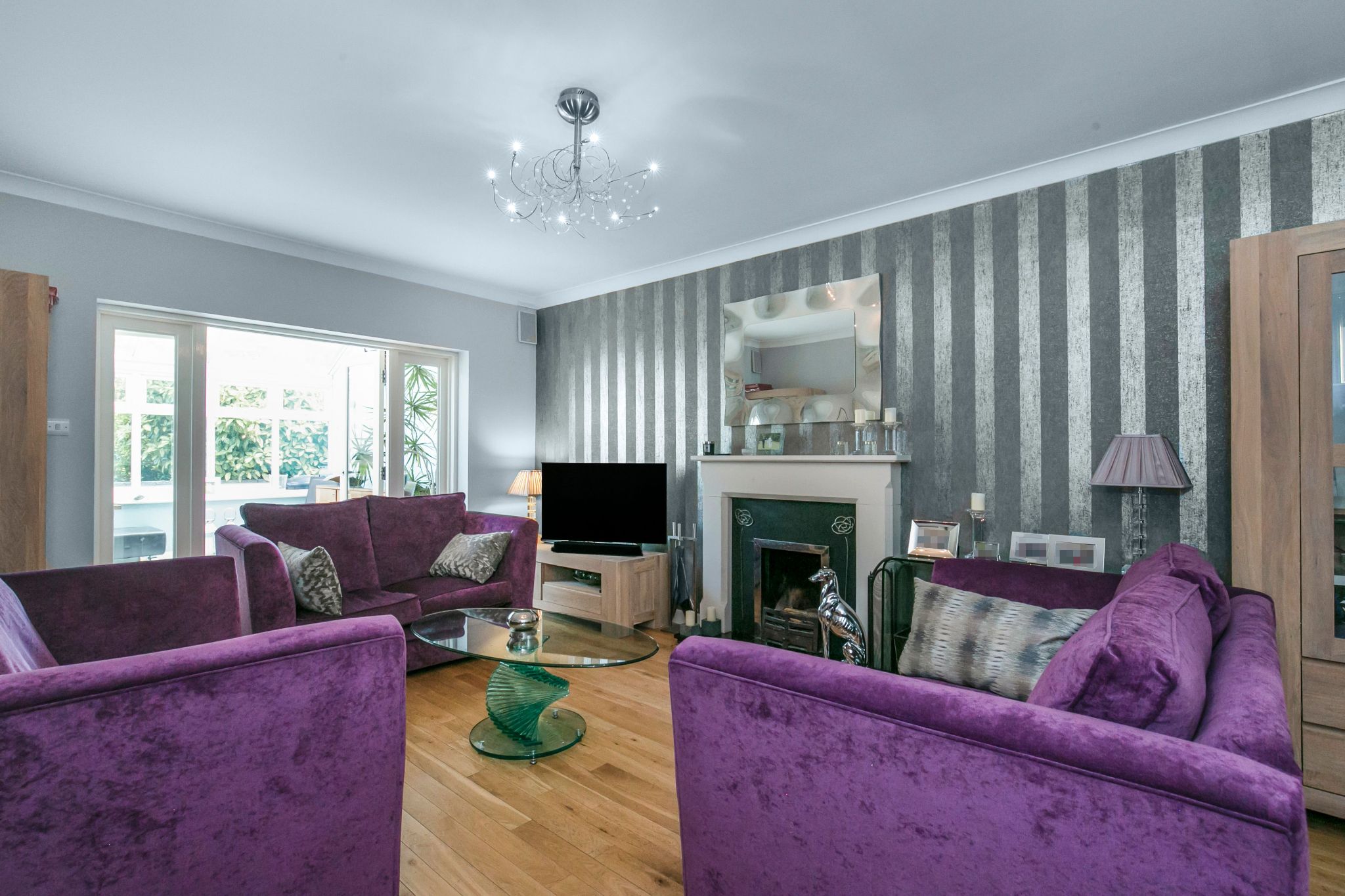5 bedroom detached house For Sale in Brookmans Park - Photograph 9