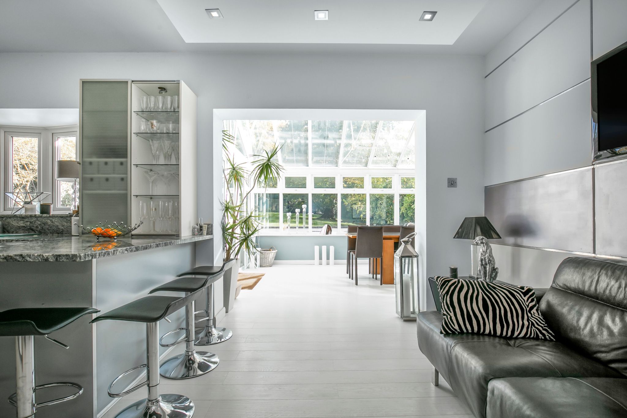5 bedroom detached house For Sale in Brookmans Park - Photograph 4