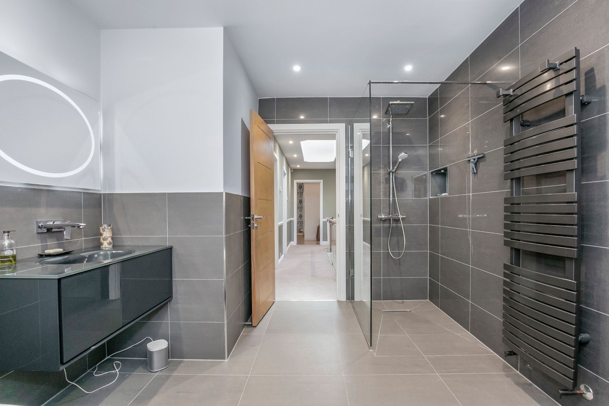 5 bedroom detached house For Sale in Brookmans Park - Photograph 16