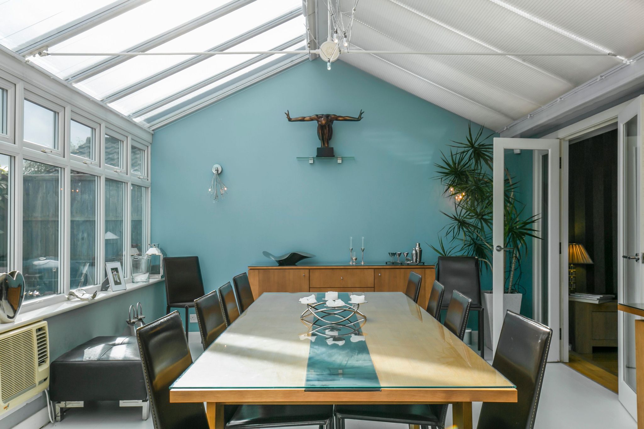 5 bedroom detached house For Sale in Brookmans Park - Photograph 6