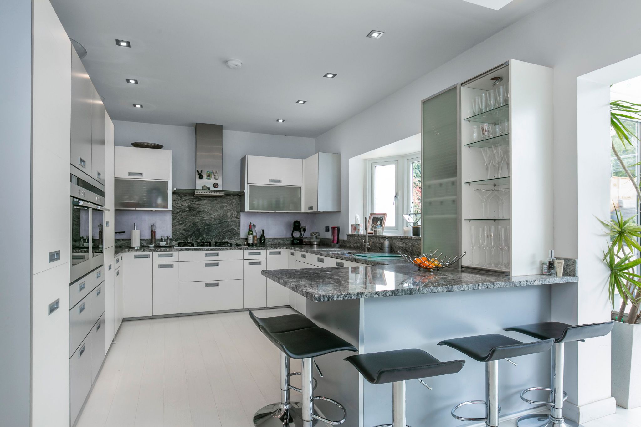 5 bedroom detached house For Sale in Brookmans Park - Photograph 3