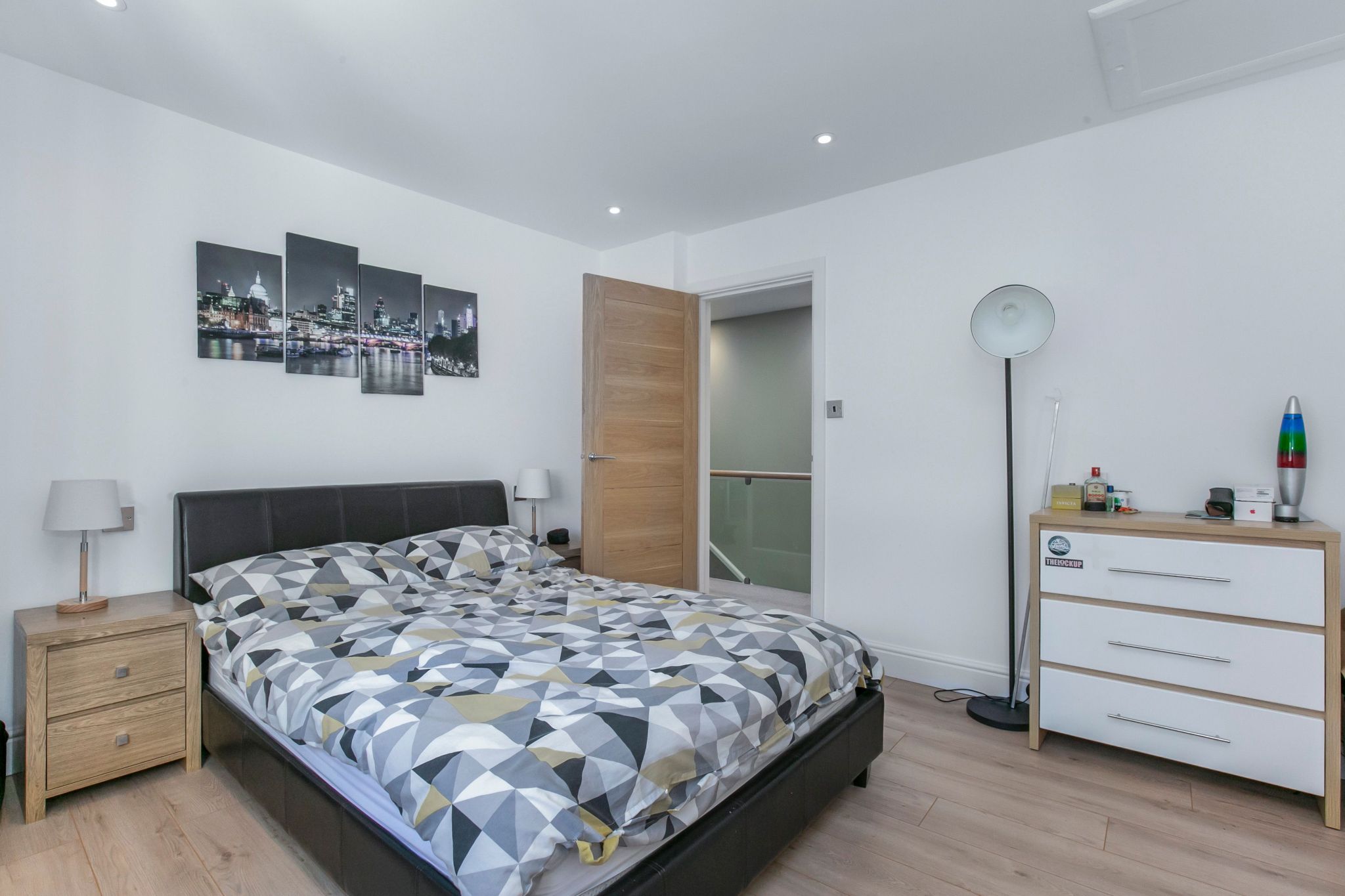 5 bedroom detached house For Sale in Brookmans Park - Photograph 25
