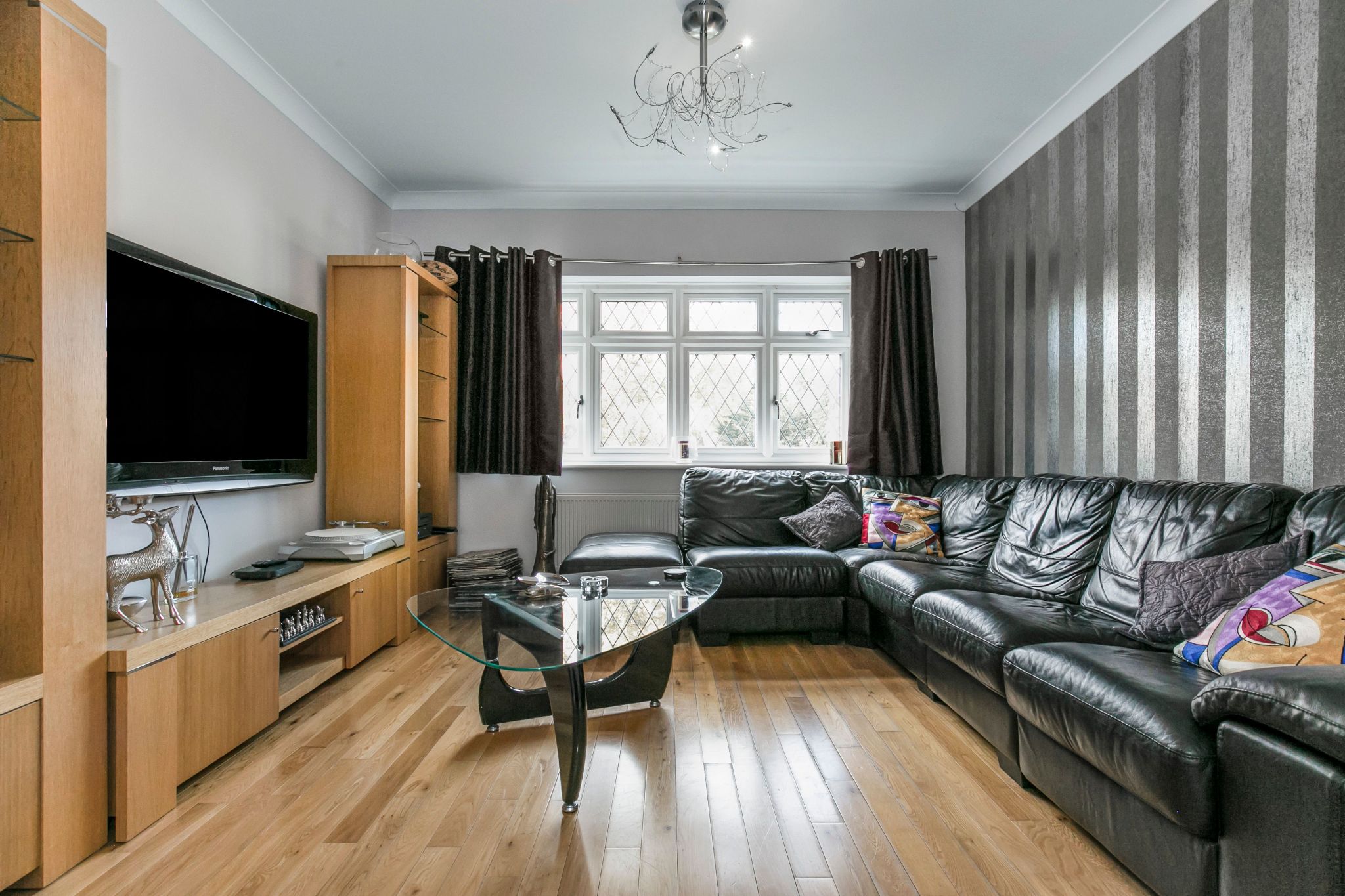 5 bedroom detached house For Sale in Brookmans Park - Photograph 10