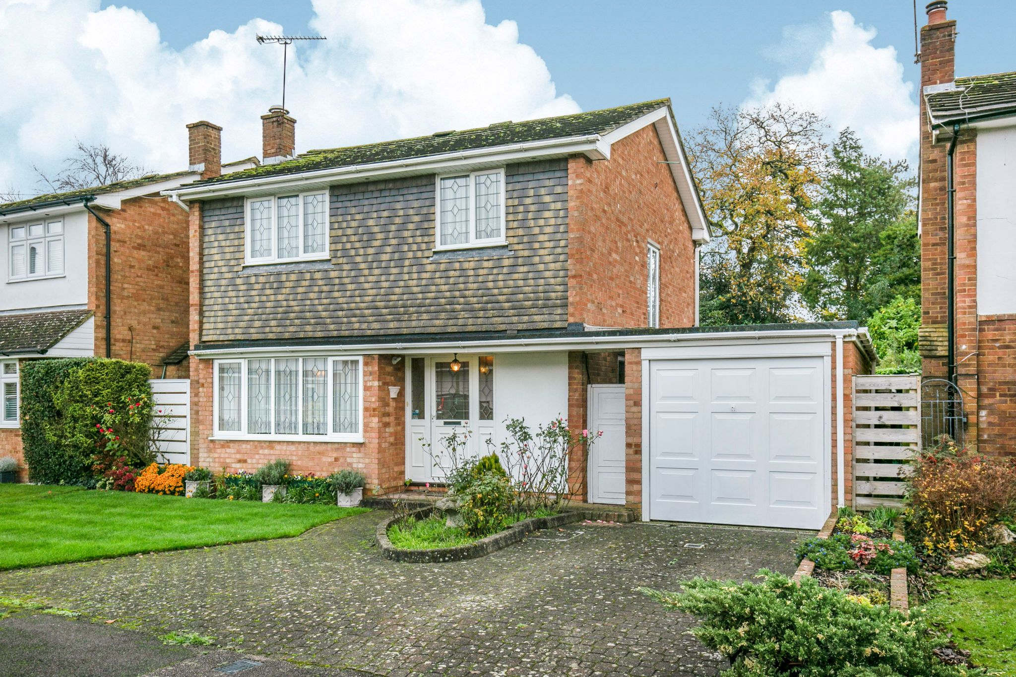 3 bedroom detached house Sale Agreed in Potters Bar - Photograph 1