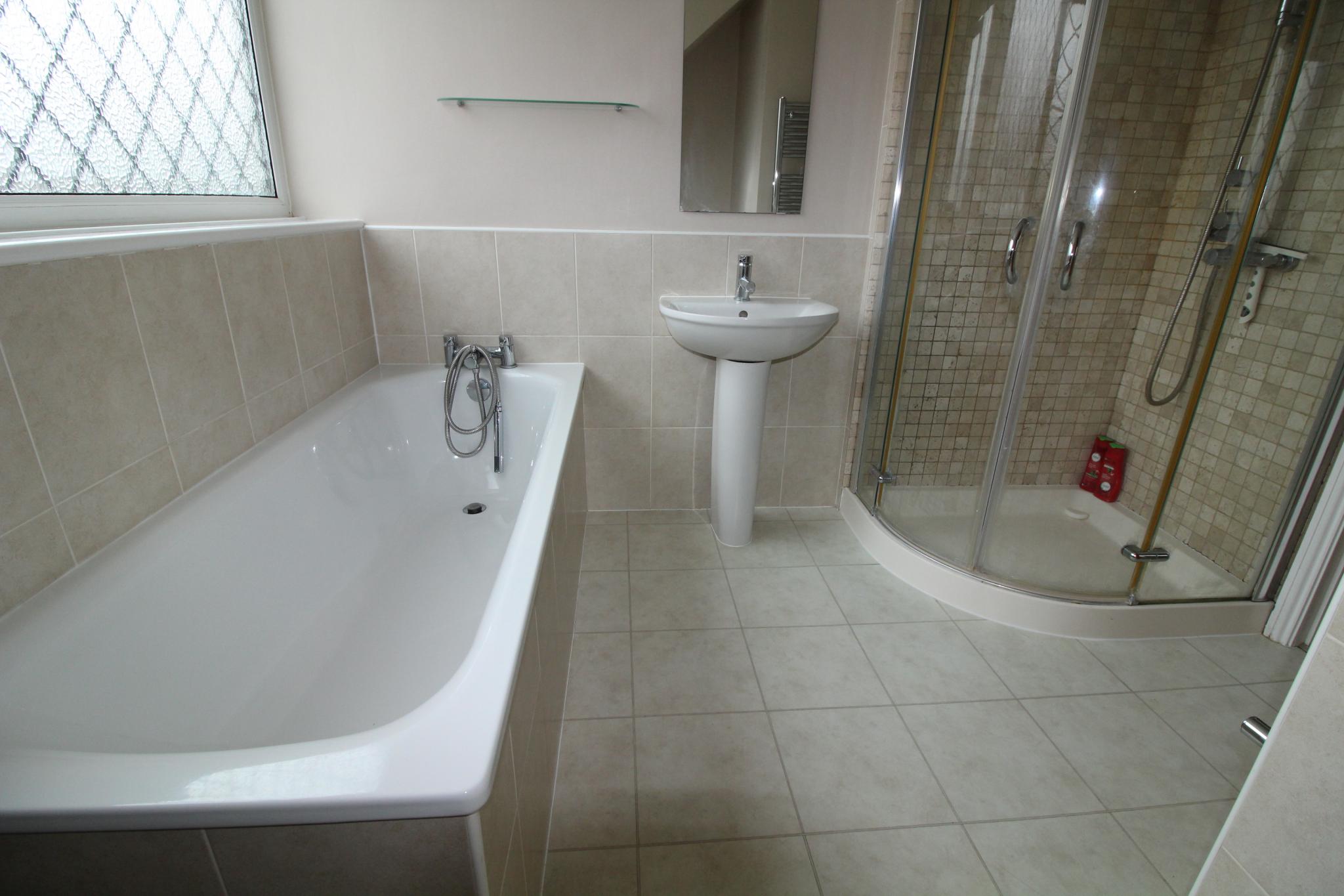 3 bedroom semi-detached house For Sale in Potters Bar - Photograph 5