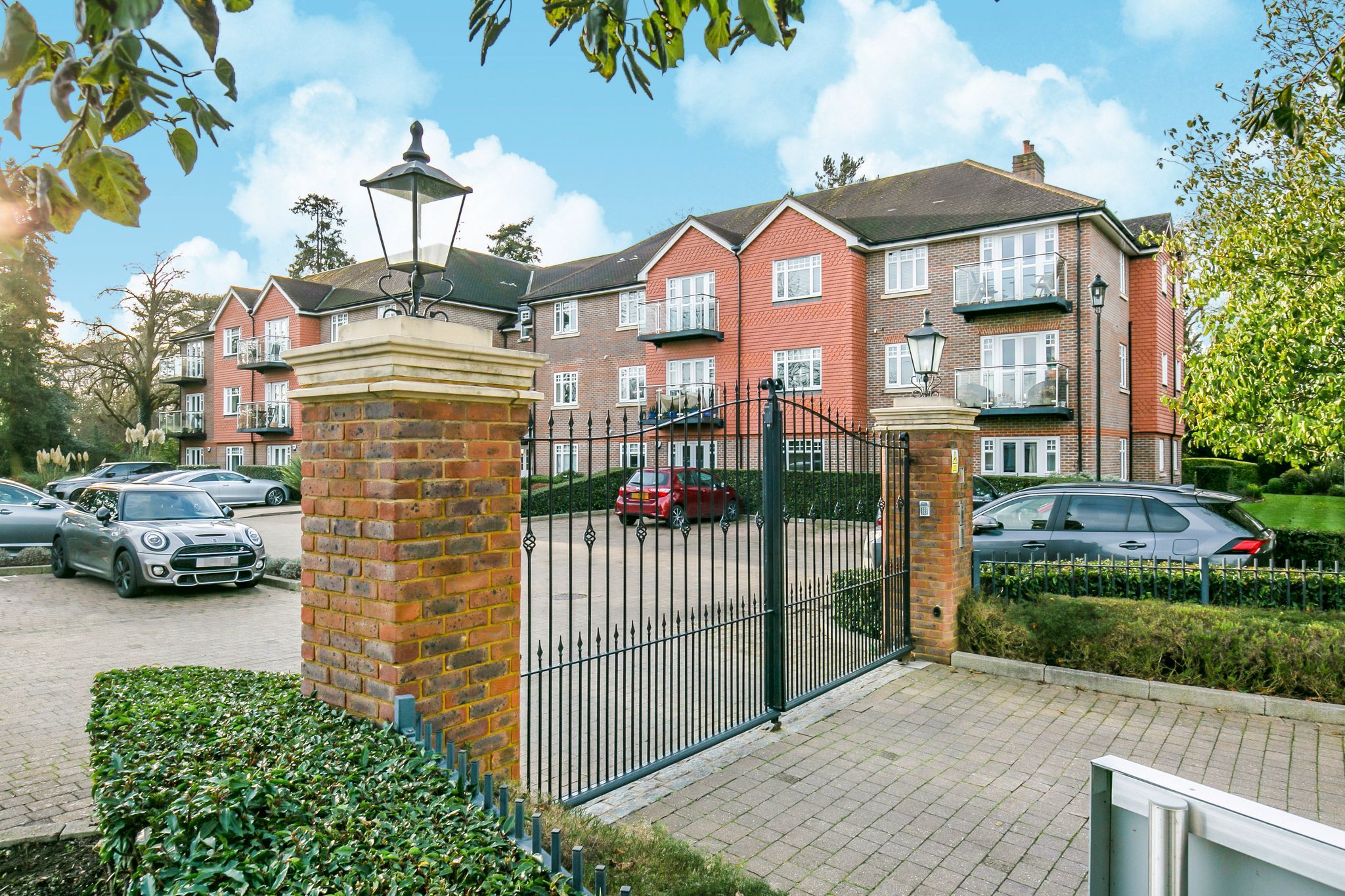 2 bedroom apartment flat/apartment For Sale in Little Heath, Potters Bar - Photograph 1
