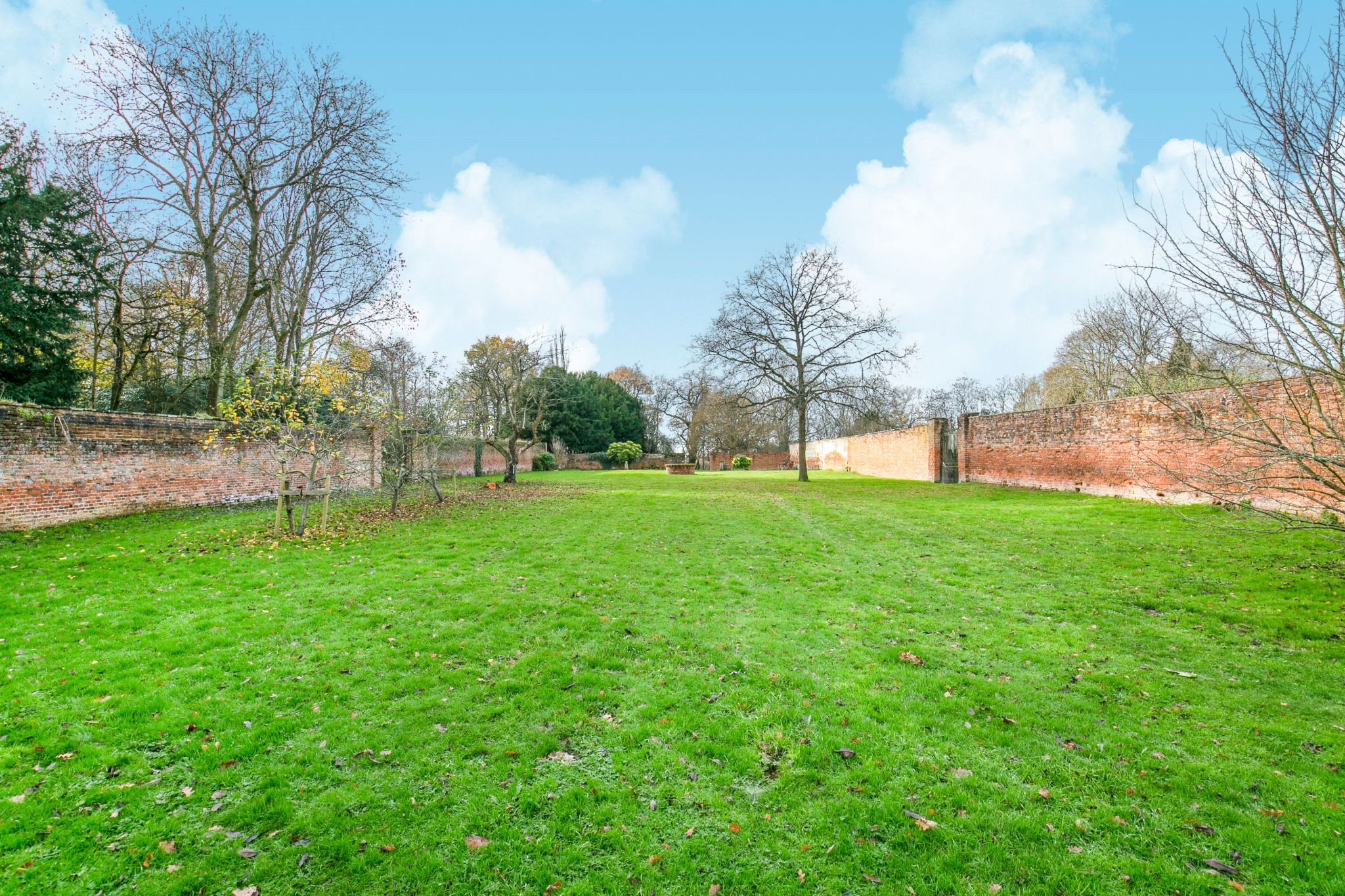3 bedroom mews house SSTC in Nr. Brookmans Park - Photograph 20