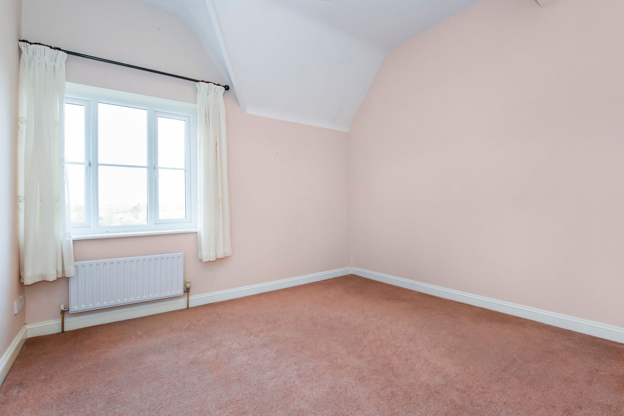 3 bedroom mews house SSTC in Nr. Brookmans Park - Photograph 14