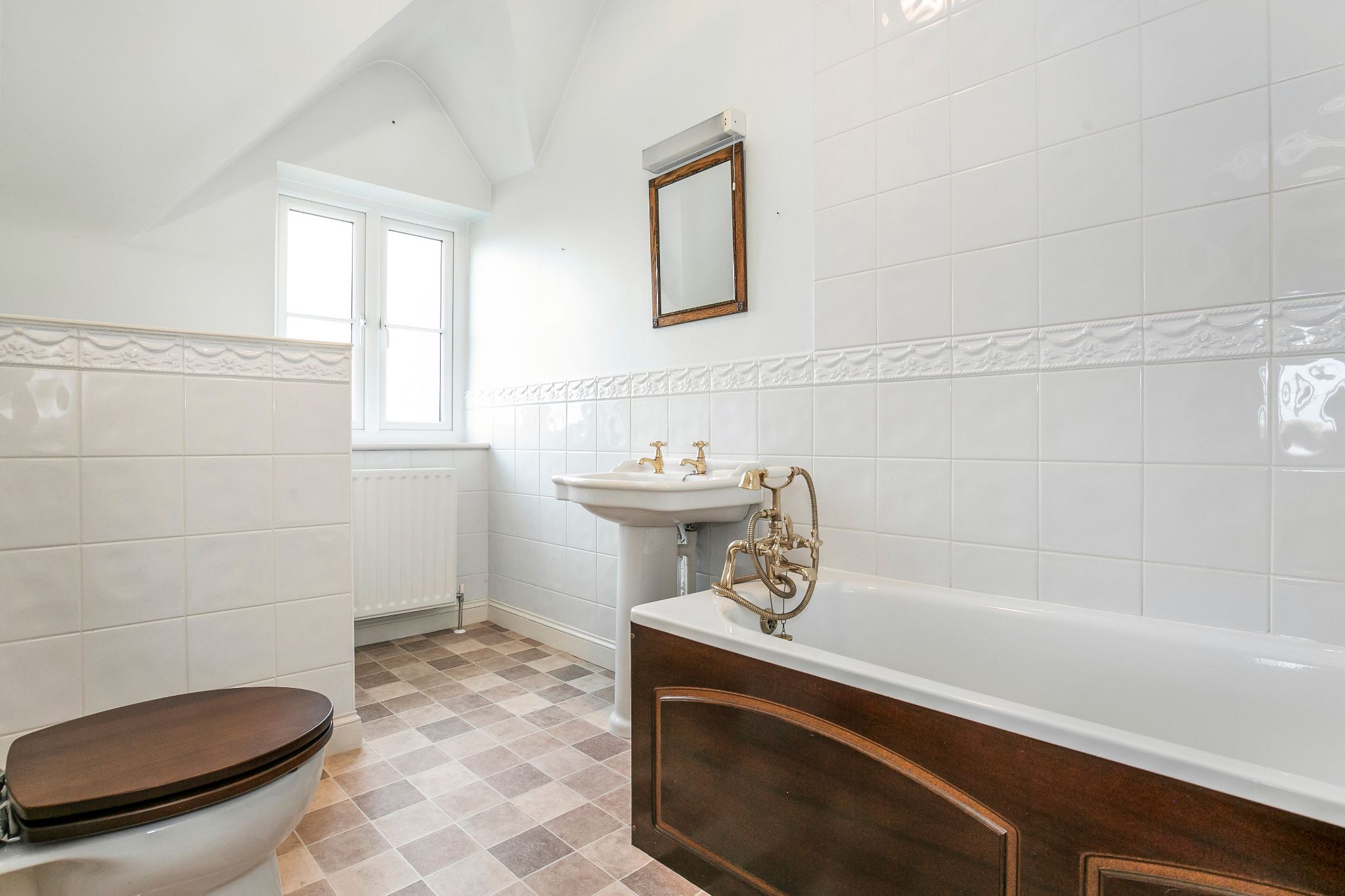 3 bedroom mews house SSTC in Nr. Brookmans Park - Photograph 6