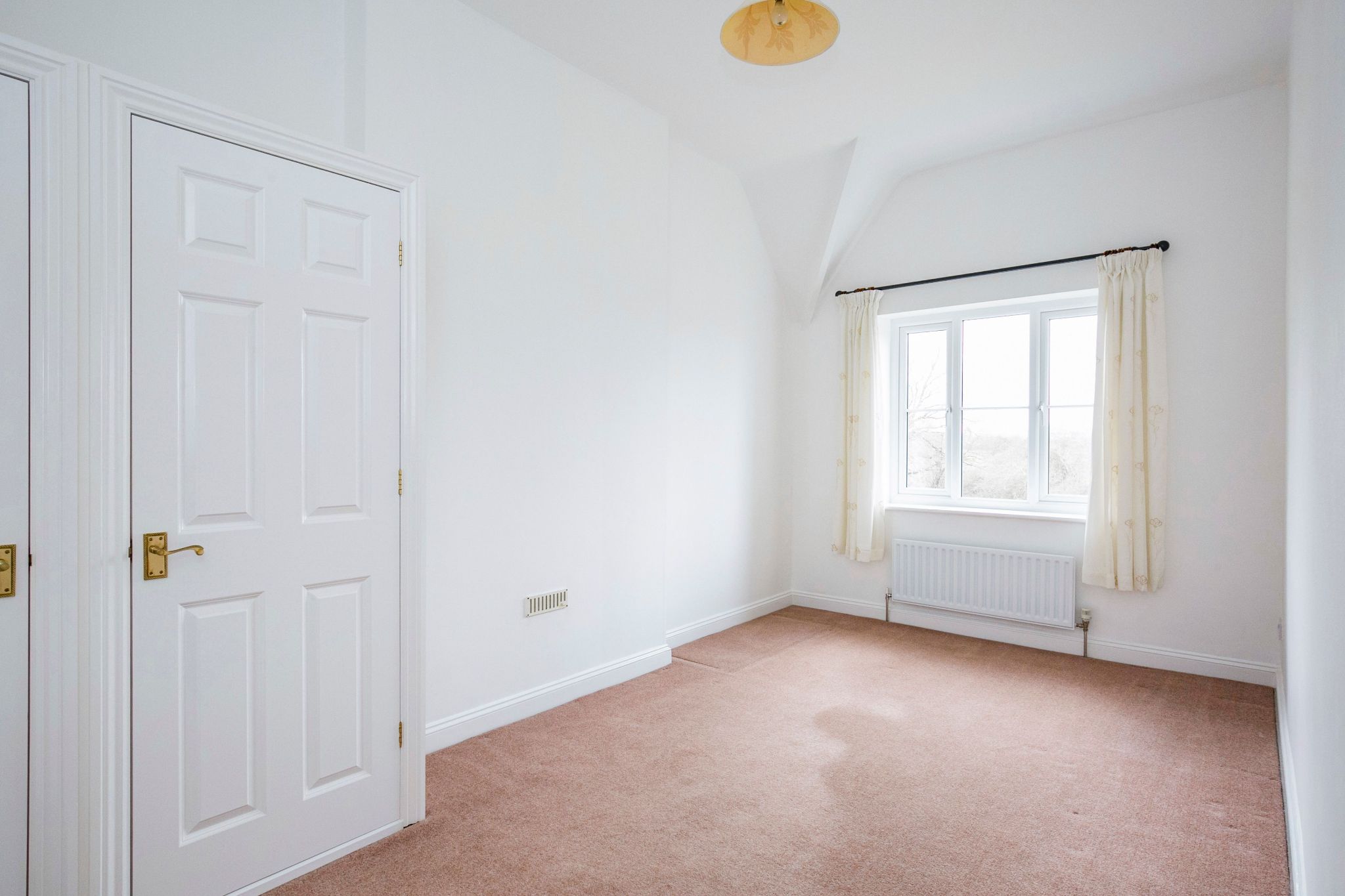 3 bedroom mews house SSTC in Nr. Brookmans Park - Photograph 17