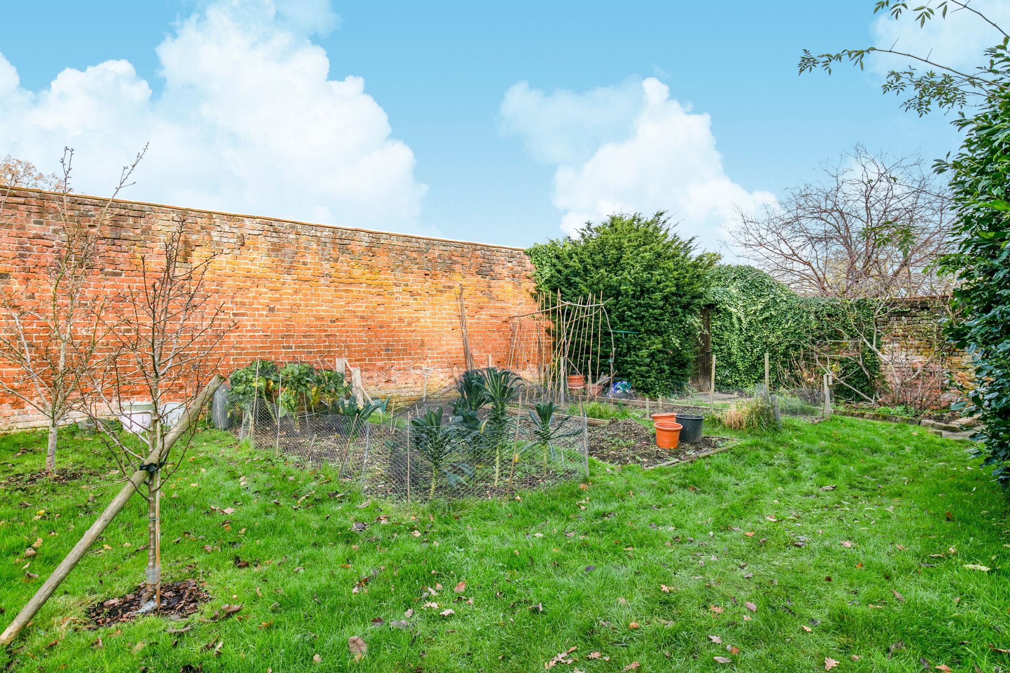 3 bedroom mews house SSTC in Nr. Brookmans Park - Photograph 19