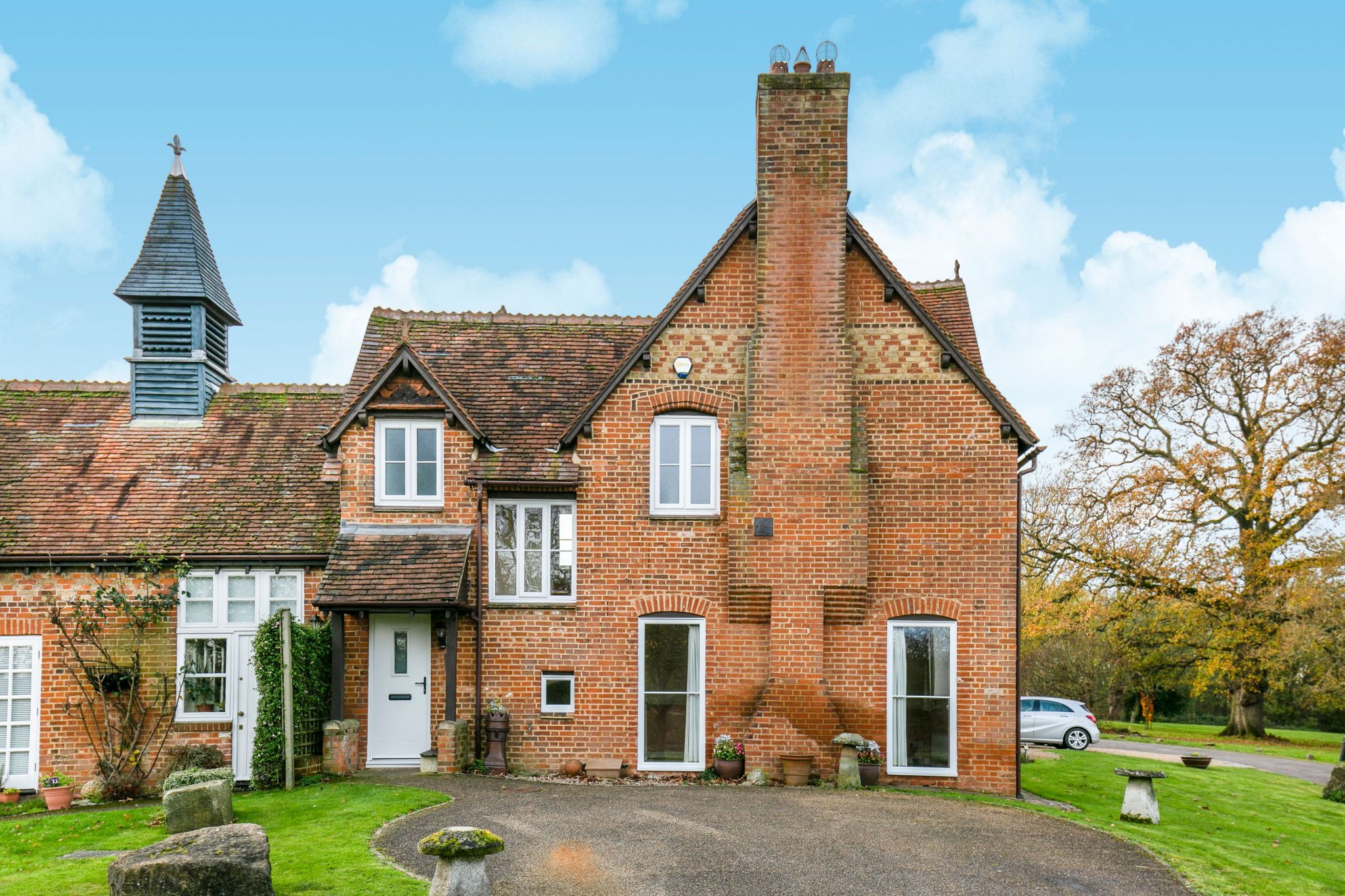 3 bedroom mews house SSTC in Nr. Brookmans Park - Photograph 1