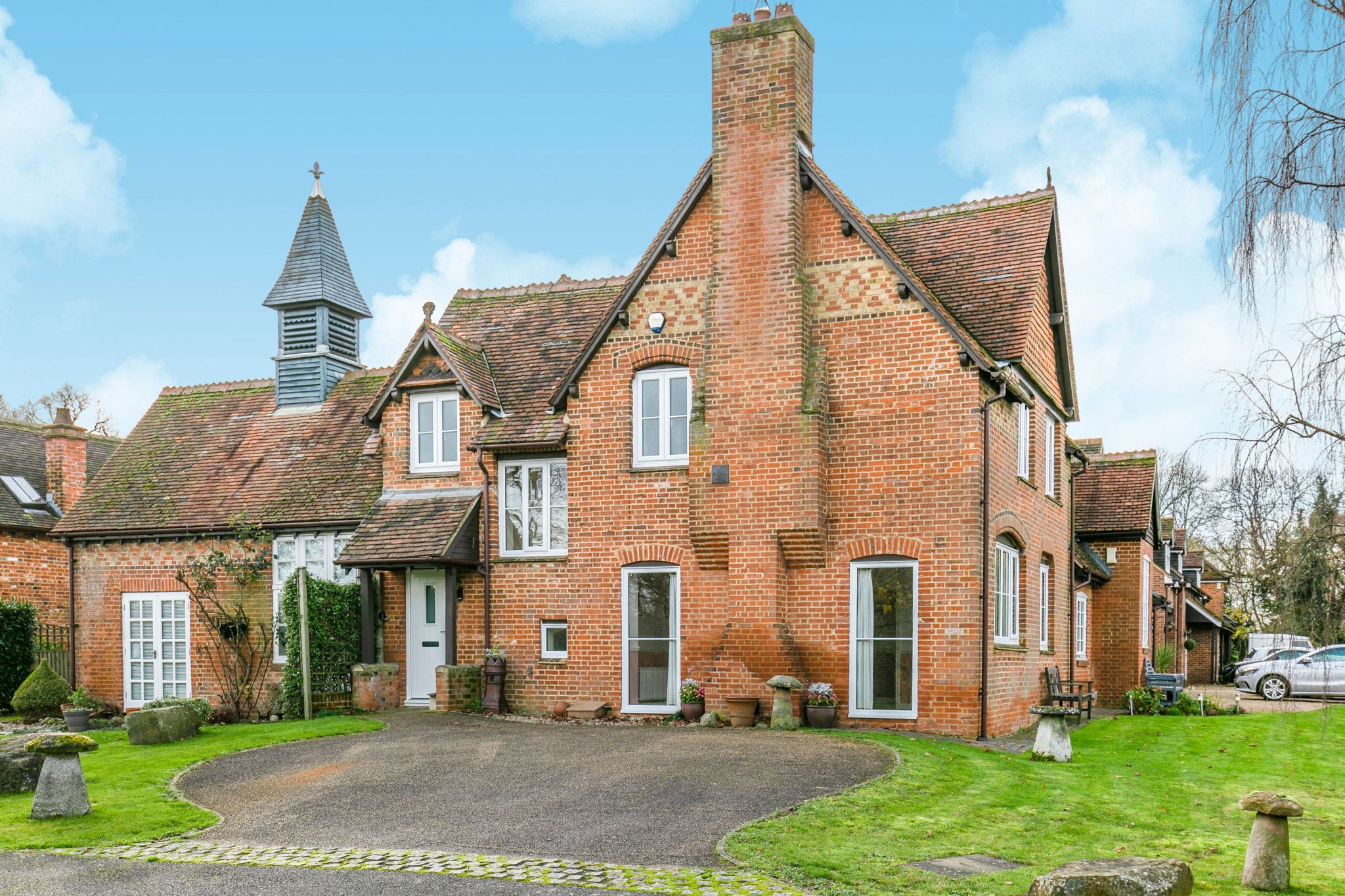 3 bedroom mews house For Sale in Nr. Brookmans Park - Photograph 2