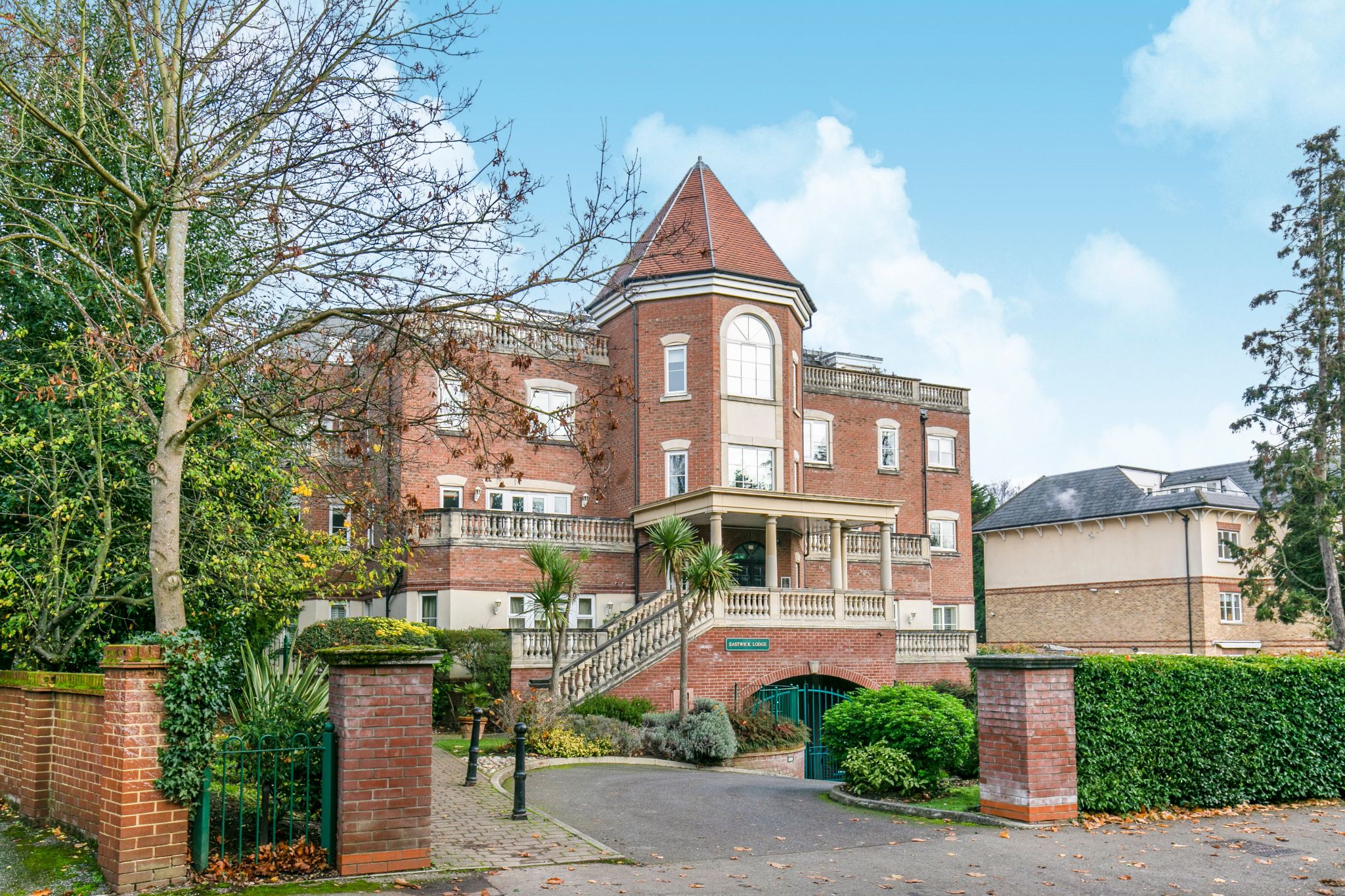 1 bedroom penthouse flat/apartment For Sale in Enfield - Photograph 12