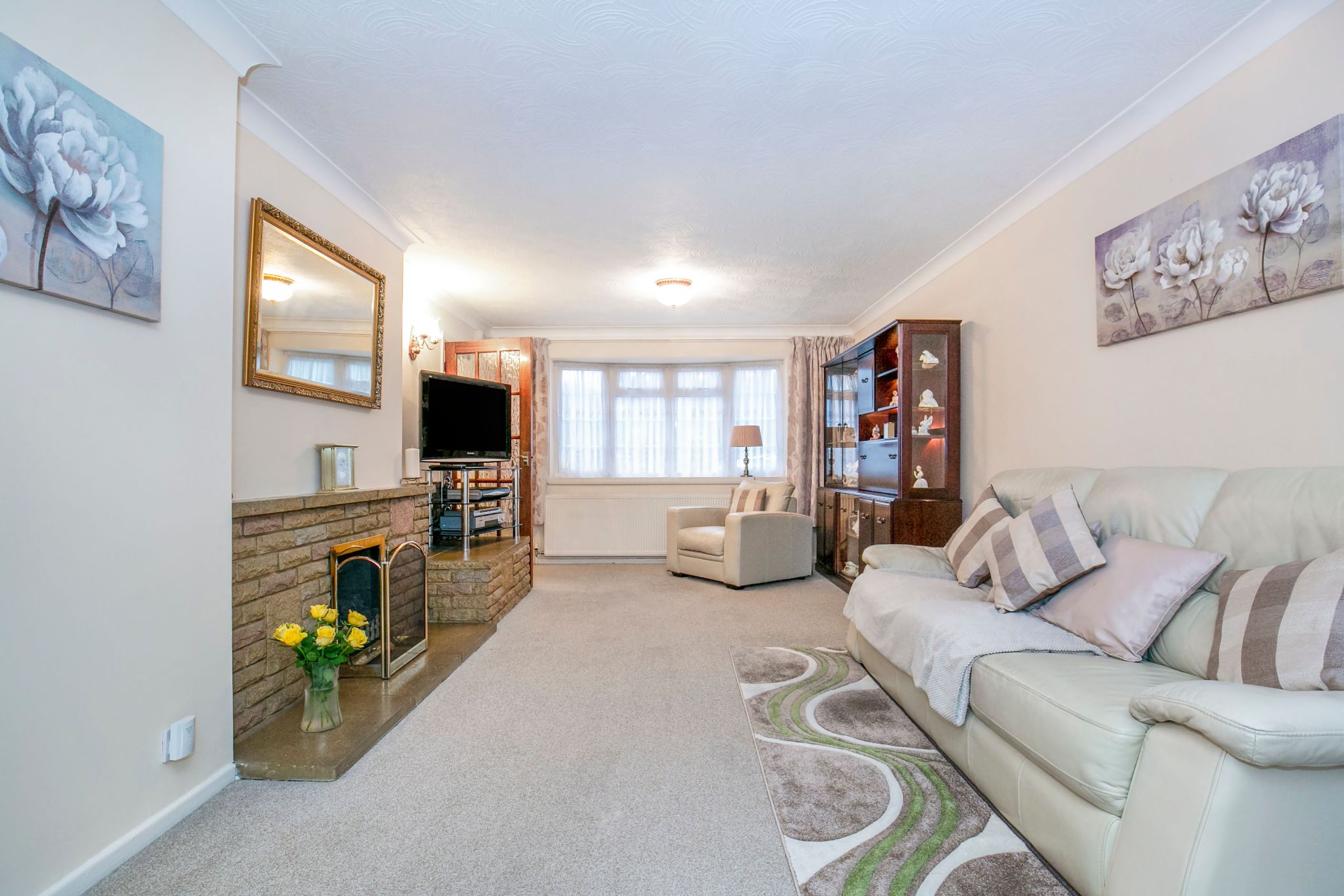 4 bedroom detached house SSTC in Potters Bar - Photograph 5