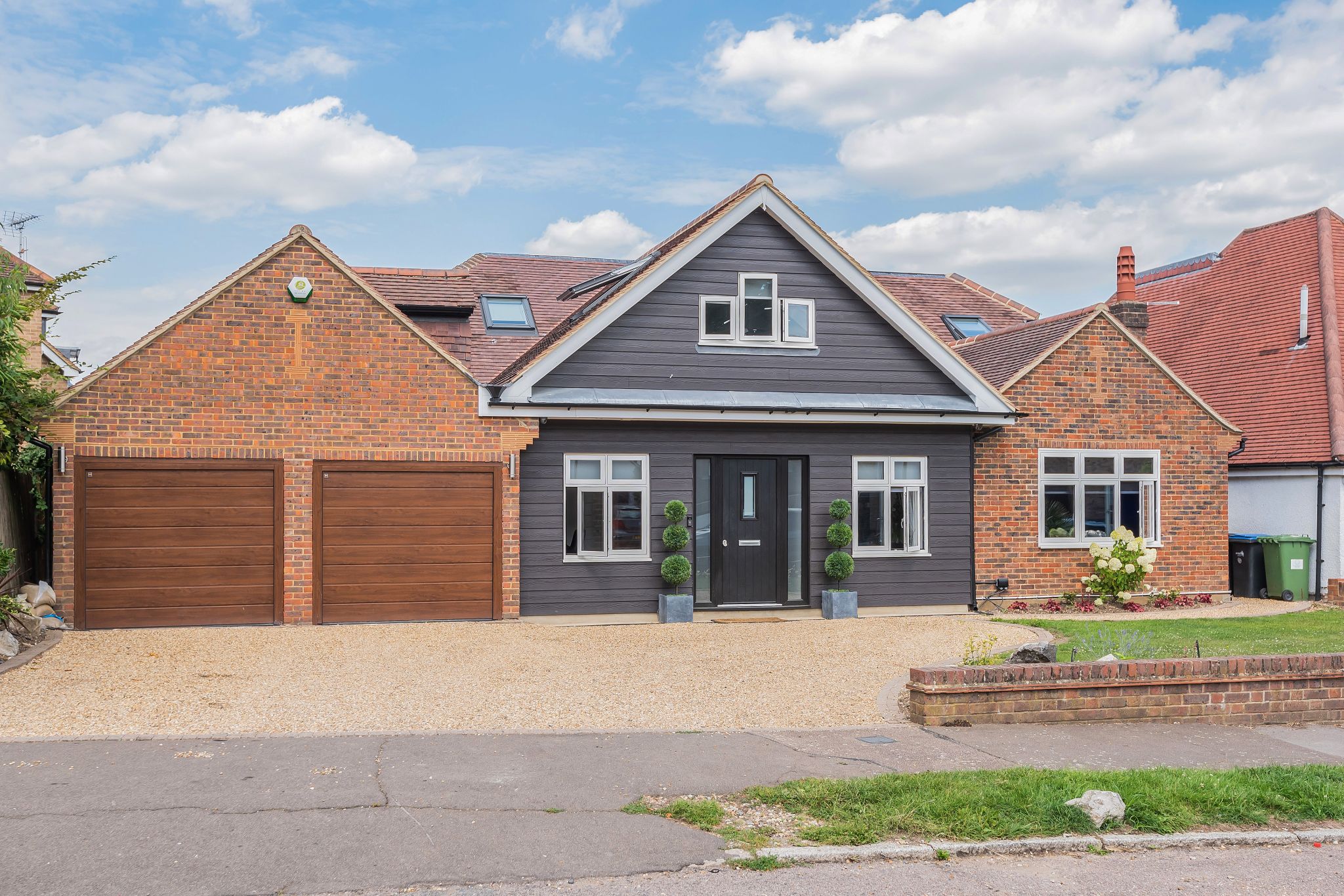 4 bedroom chalet house For Sale in Hadley Wood - Photograph 1