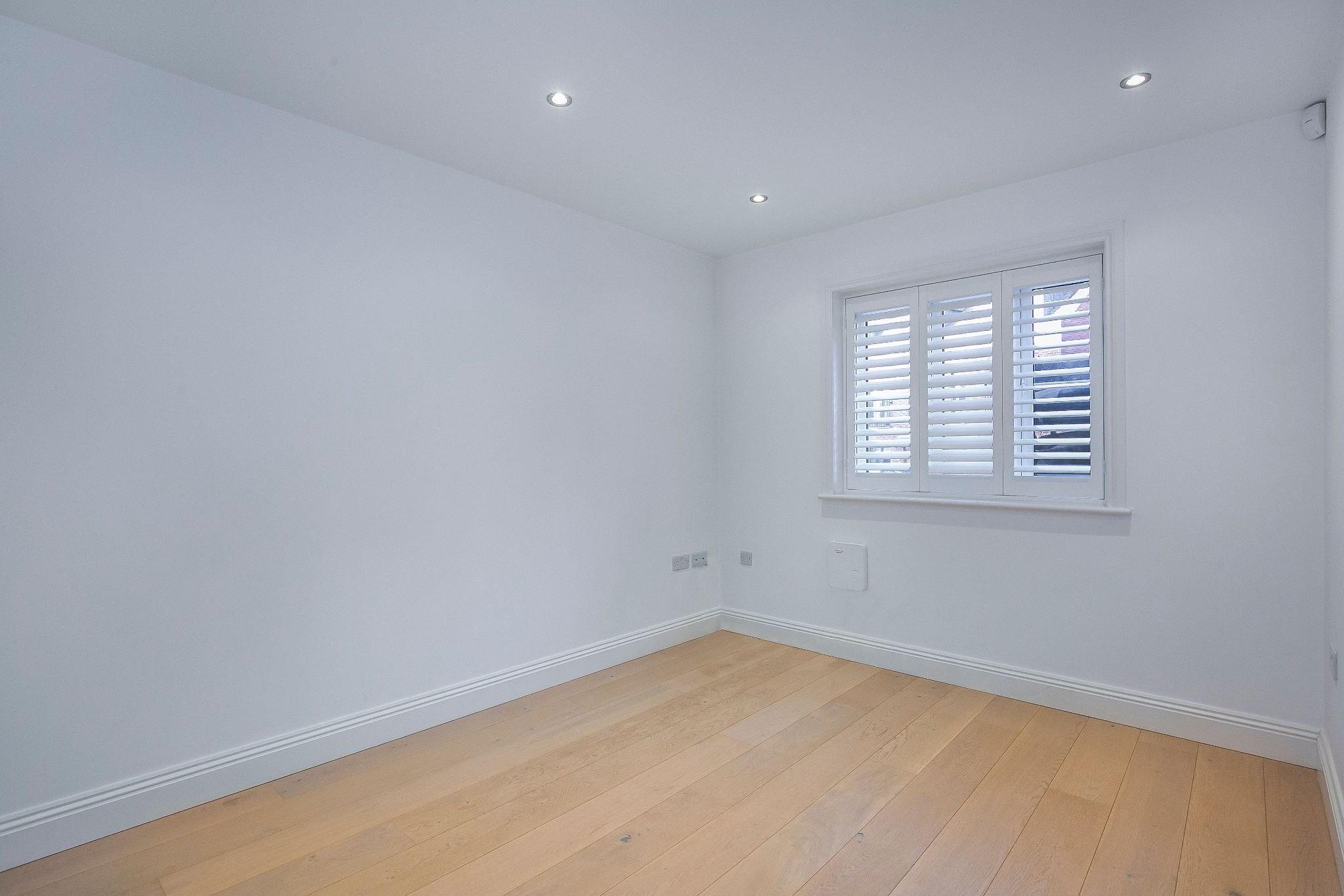 3 bedroom mid terraced house For Sale in Brookmans Park - Photograph 2
