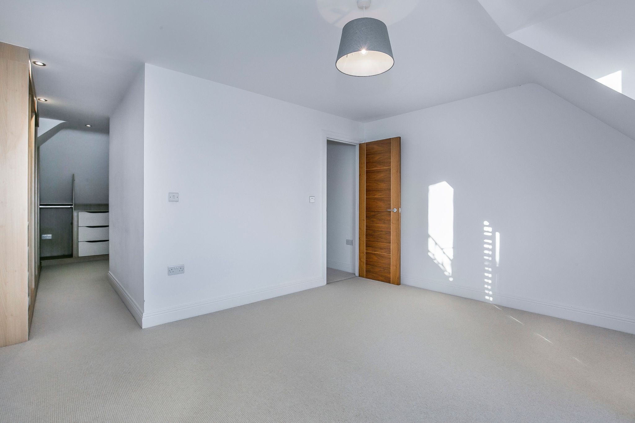 3 bedroom mid terraced house For Sale in Brookmans Park - Photograph 12