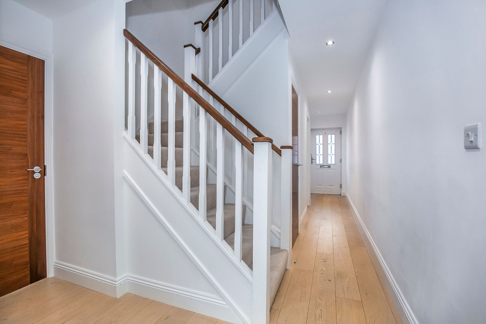 3 bedroom mid terraced house For Sale in Brookmans Park - Photograph 3