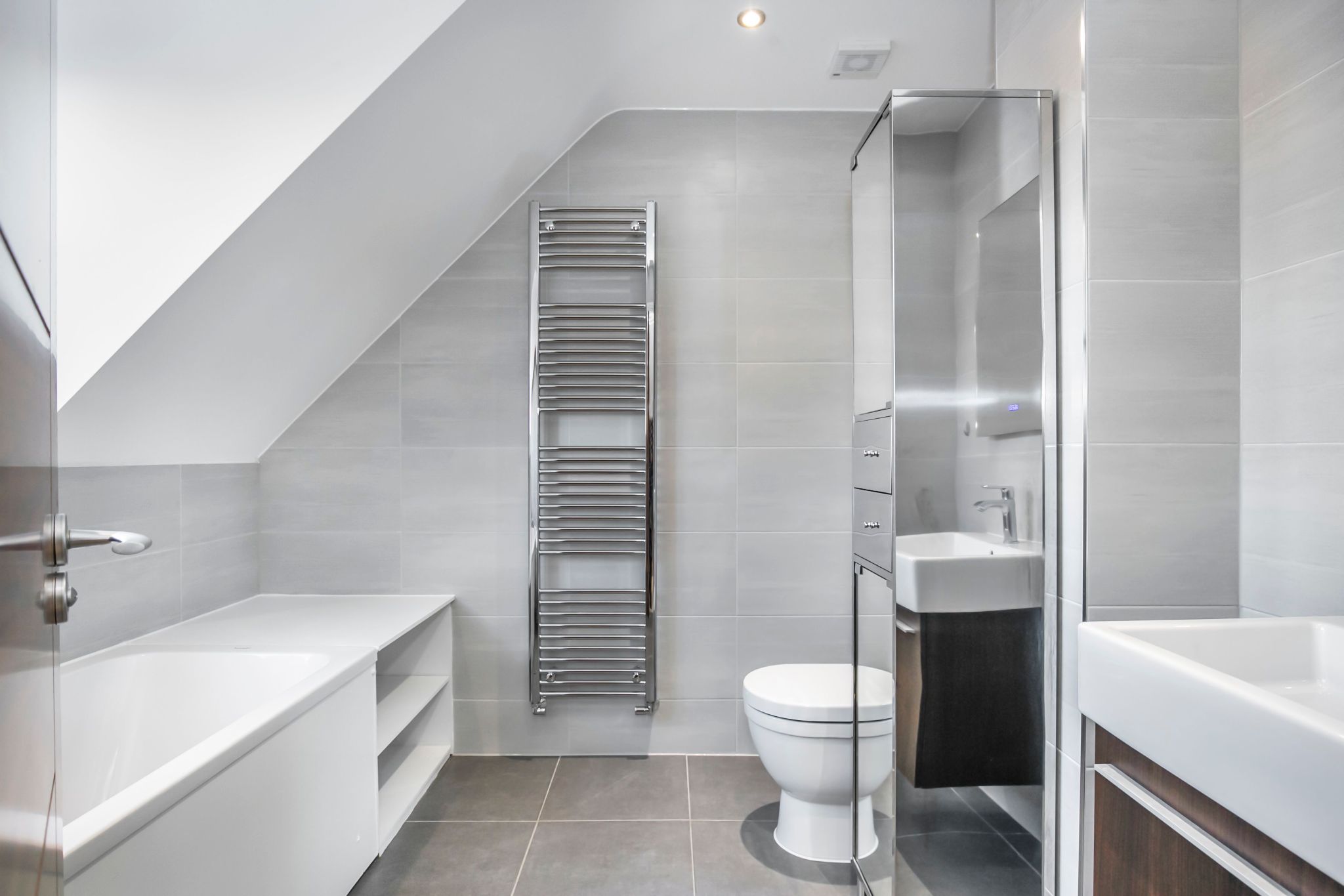 3 bedroom mid terraced house For Sale in Brookmans Park - Photograph 19
