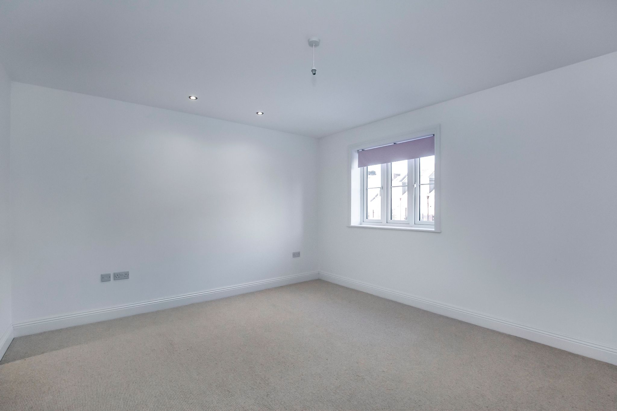 3 bedroom mid terraced house For Sale in Brookmans Park - Photograph 5