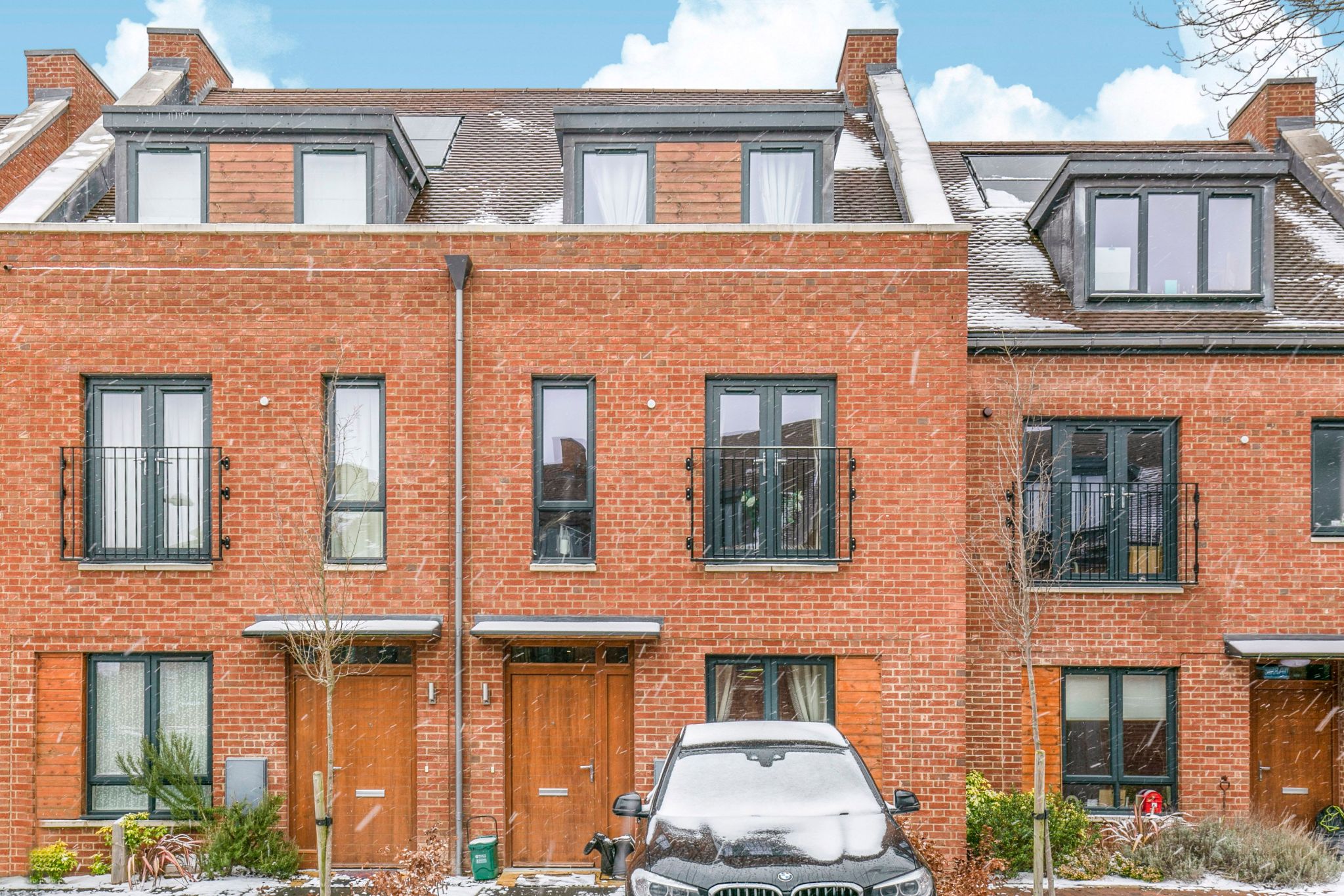 3 bedroom mid terraced house For Sale in Brookmans Park - Photograph 1