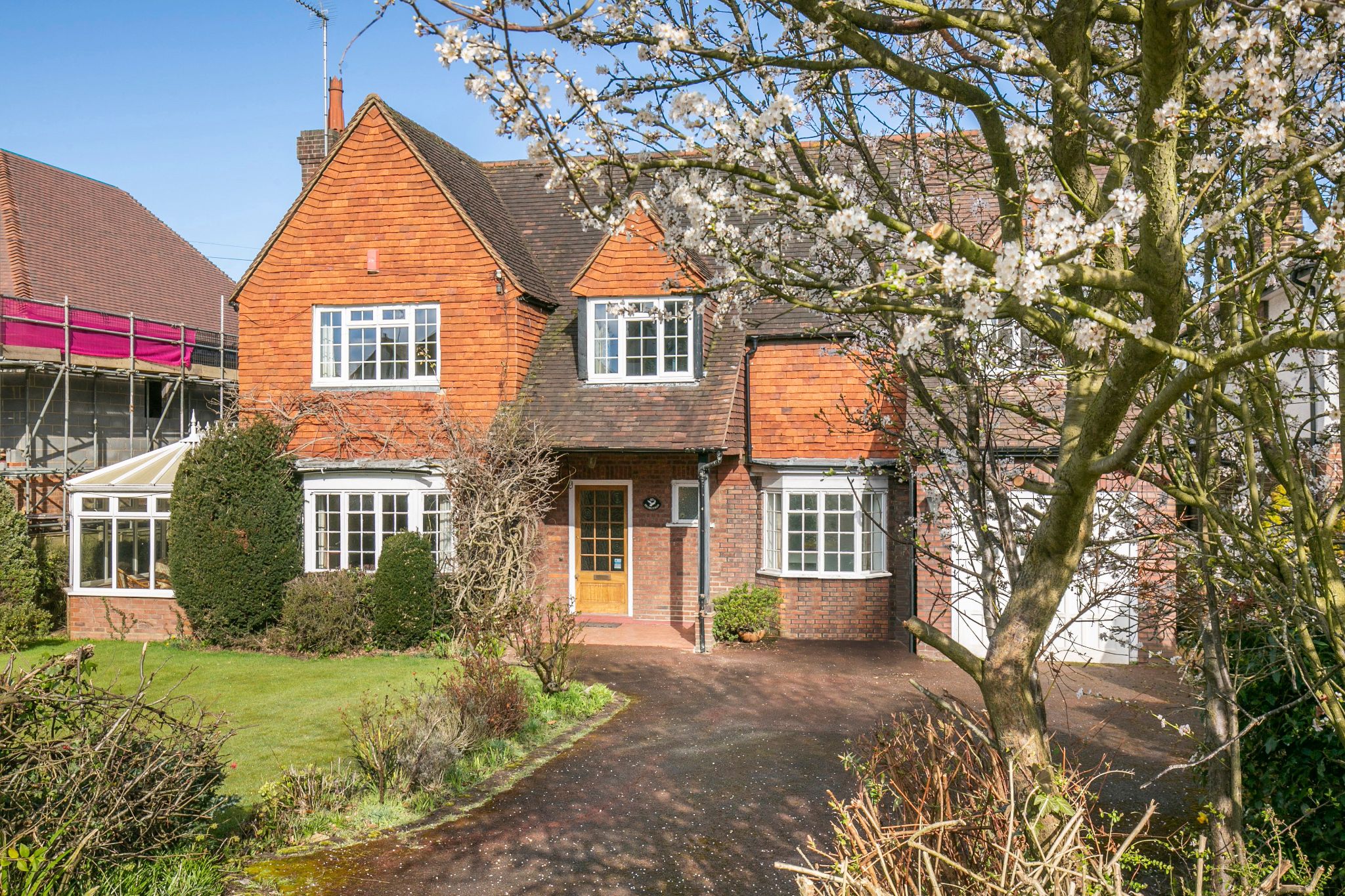5 bedroom detached house Sale Agreed in Brookmans Park - Photograph 3