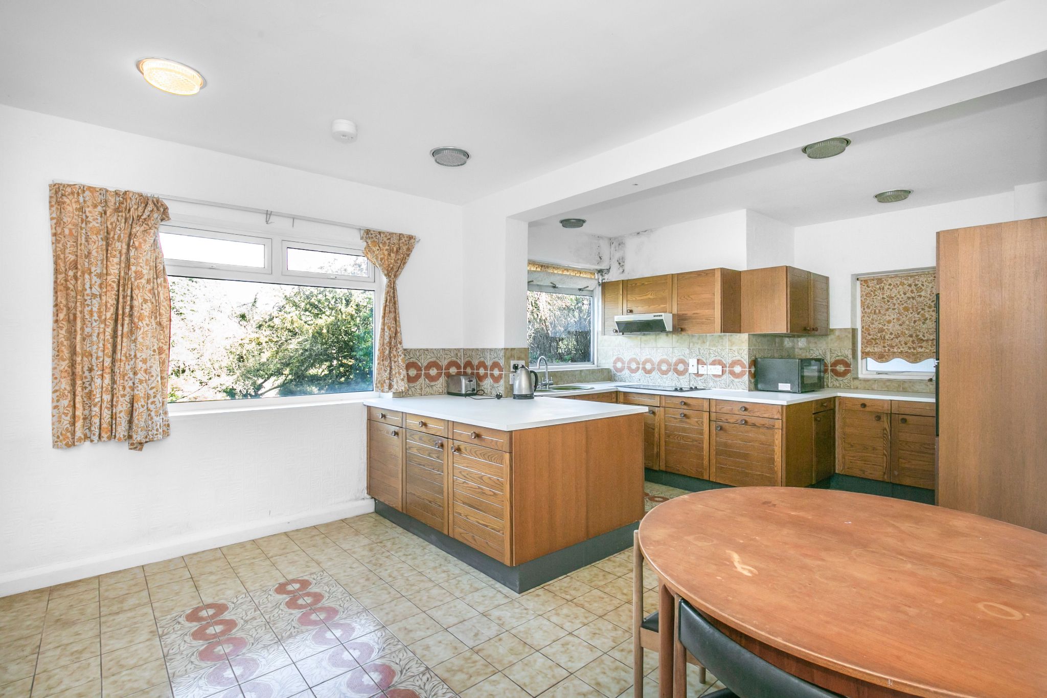 5 bedroom detached house Sale Agreed in Brookmans Park - Photograph 13
