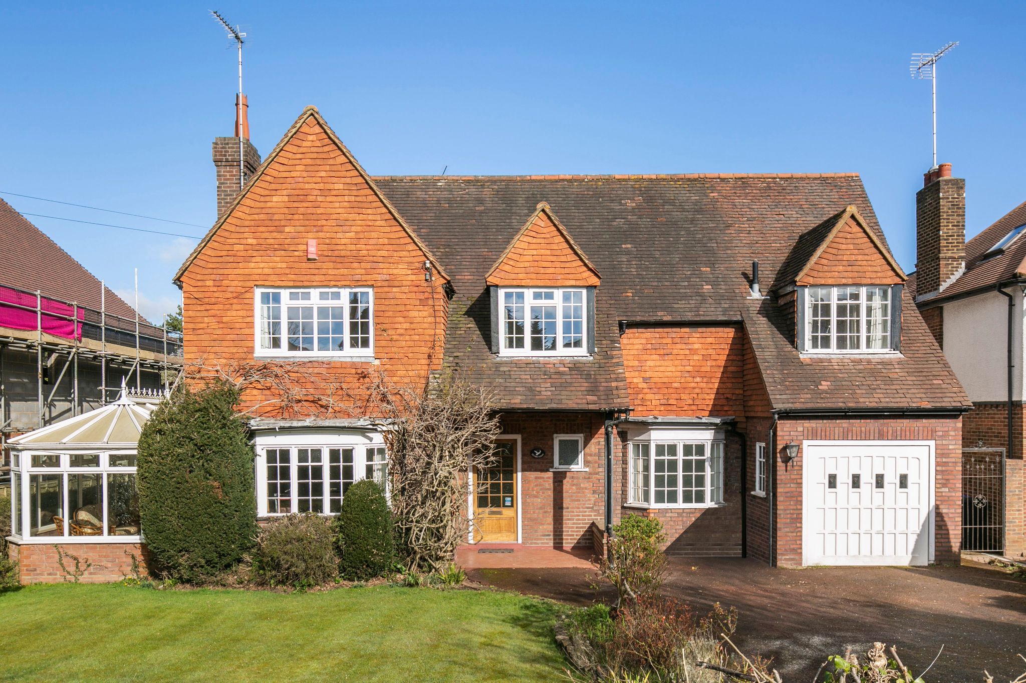 5 bedroom detached house Sale Agreed in Brookmans Park - Photograph 5