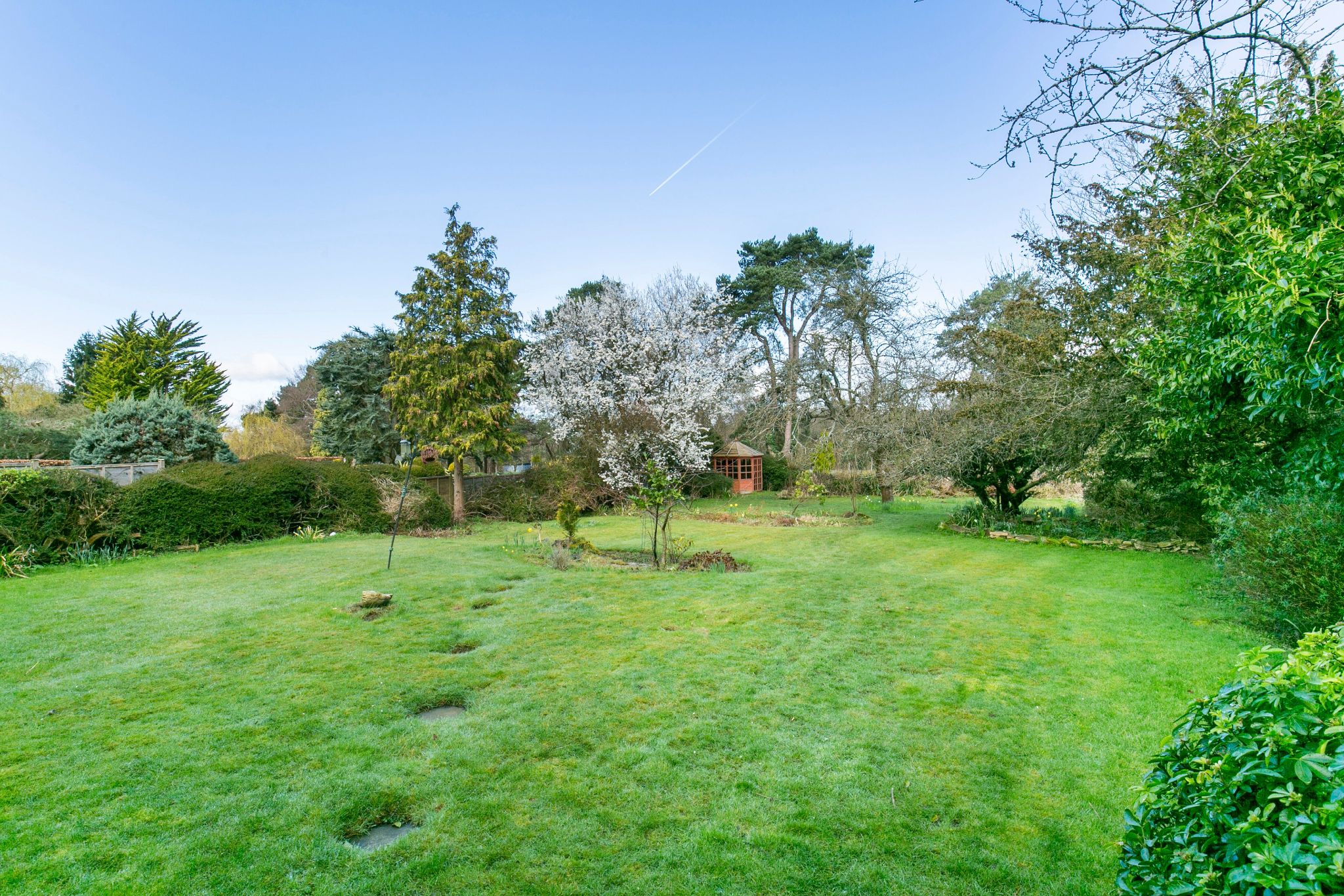 5 bedroom detached house Sale Agreed in Brookmans Park - Photograph 6