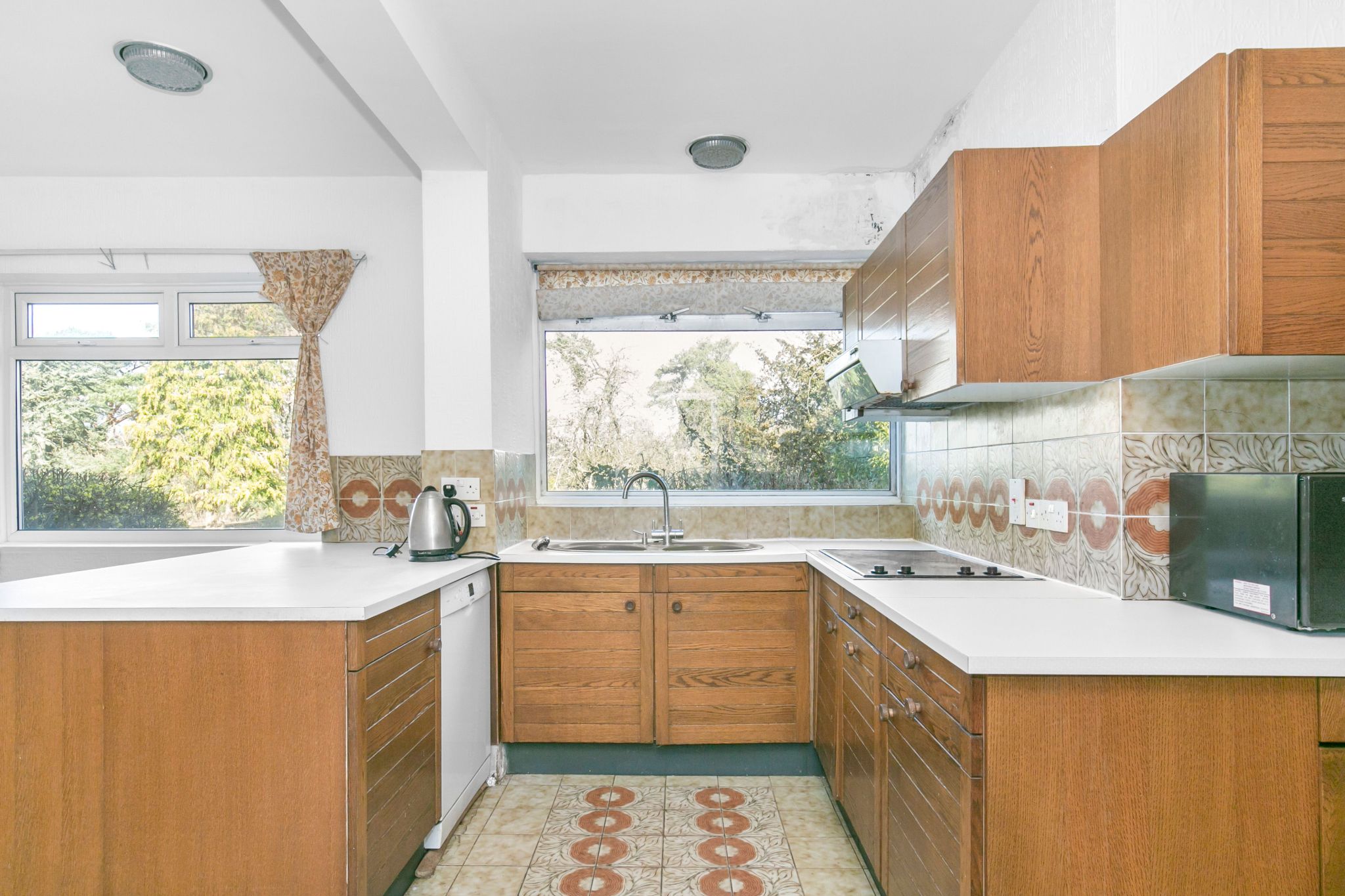 5 bedroom detached house Sale Agreed in Brookmans Park - Photograph 14
