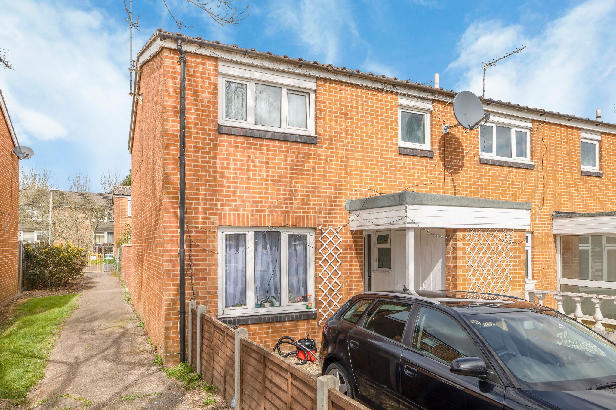 3 bedroom end terraced house SSTC in Hatfield - Photograph 1
