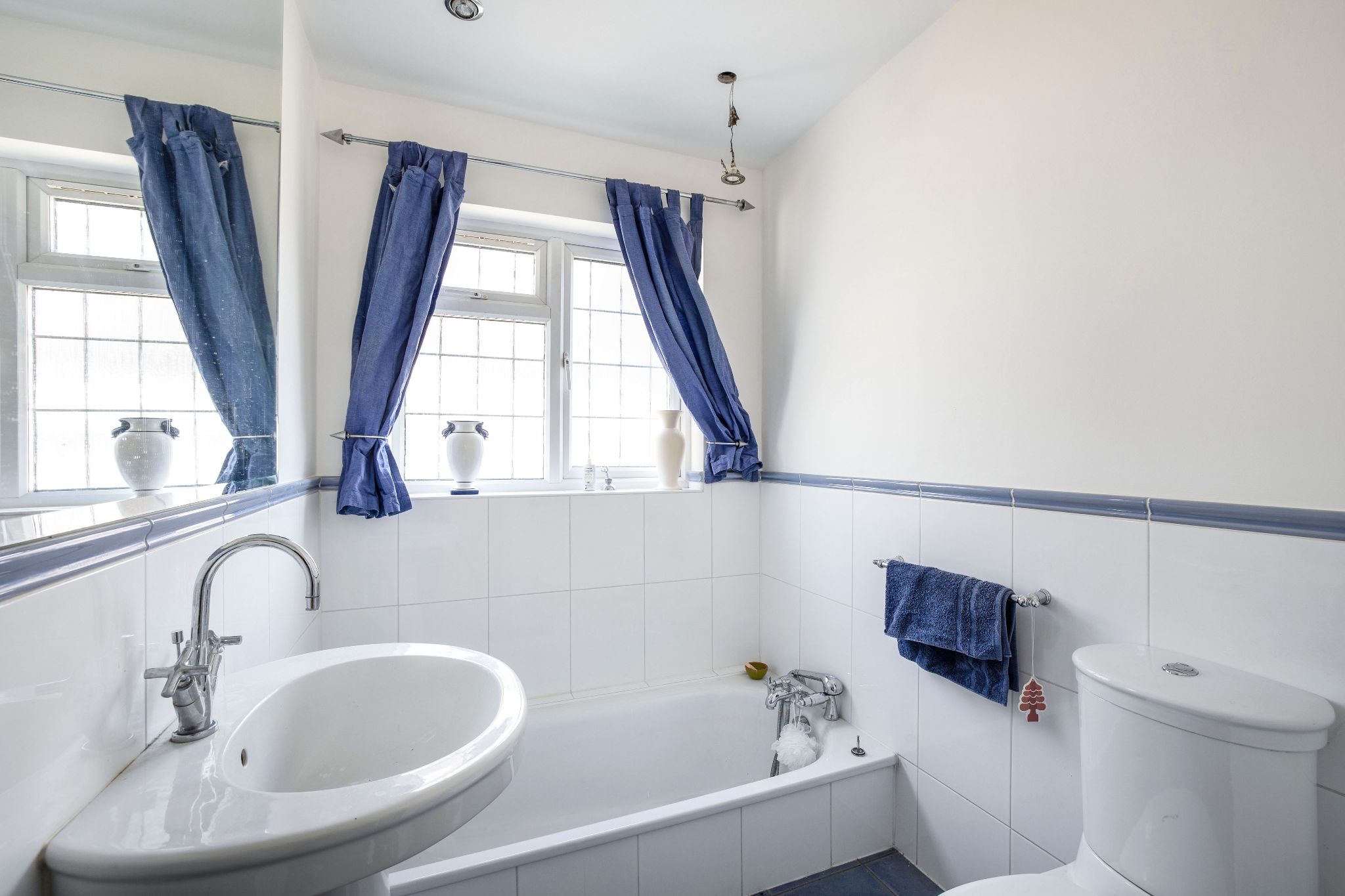 3 bedroom semi-detached bungalow SSTC in Potters Bar - Photograph 12