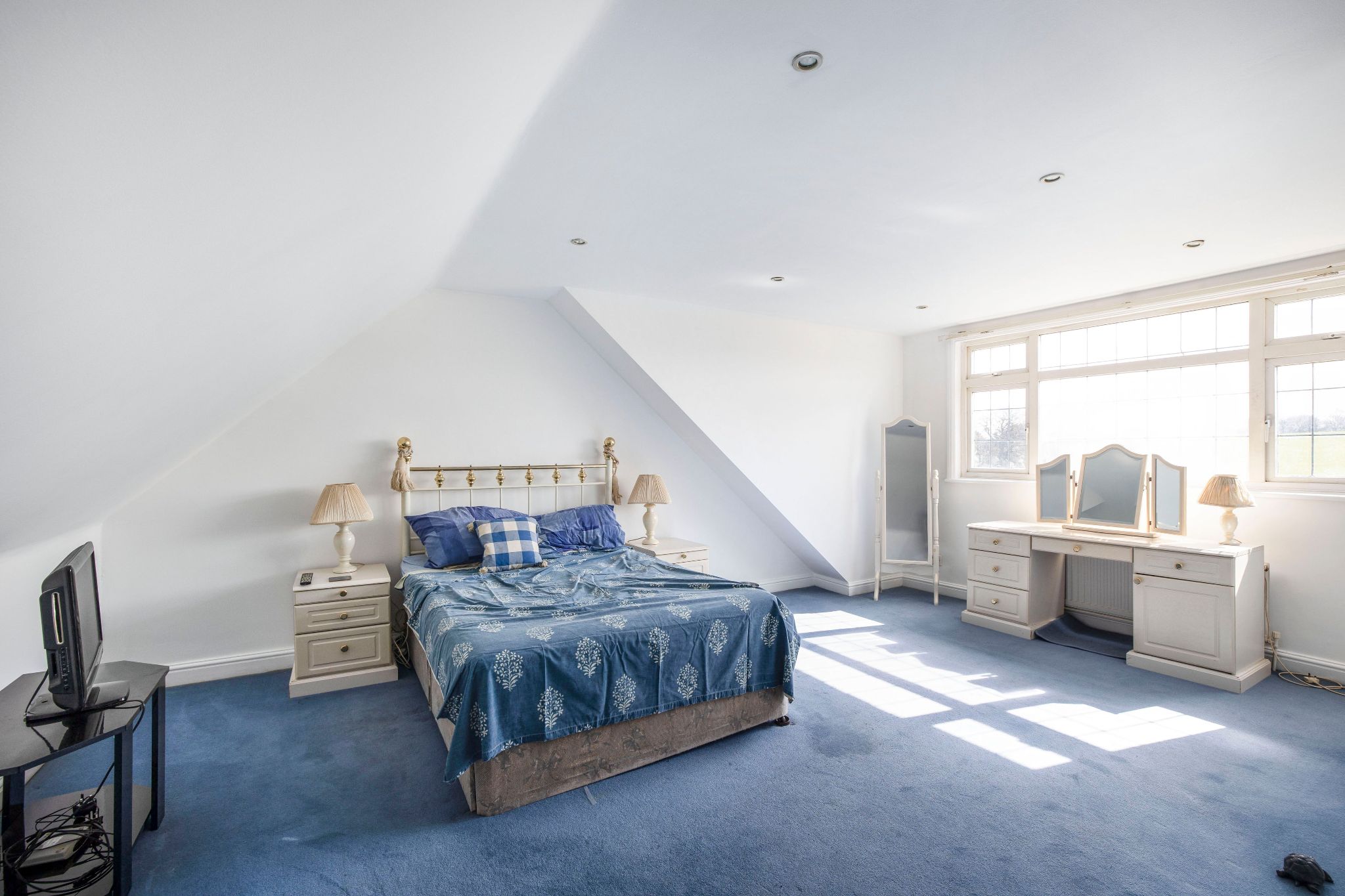 3 bedroom semi-detached bungalow SSTC in Potters Bar - Photograph 9