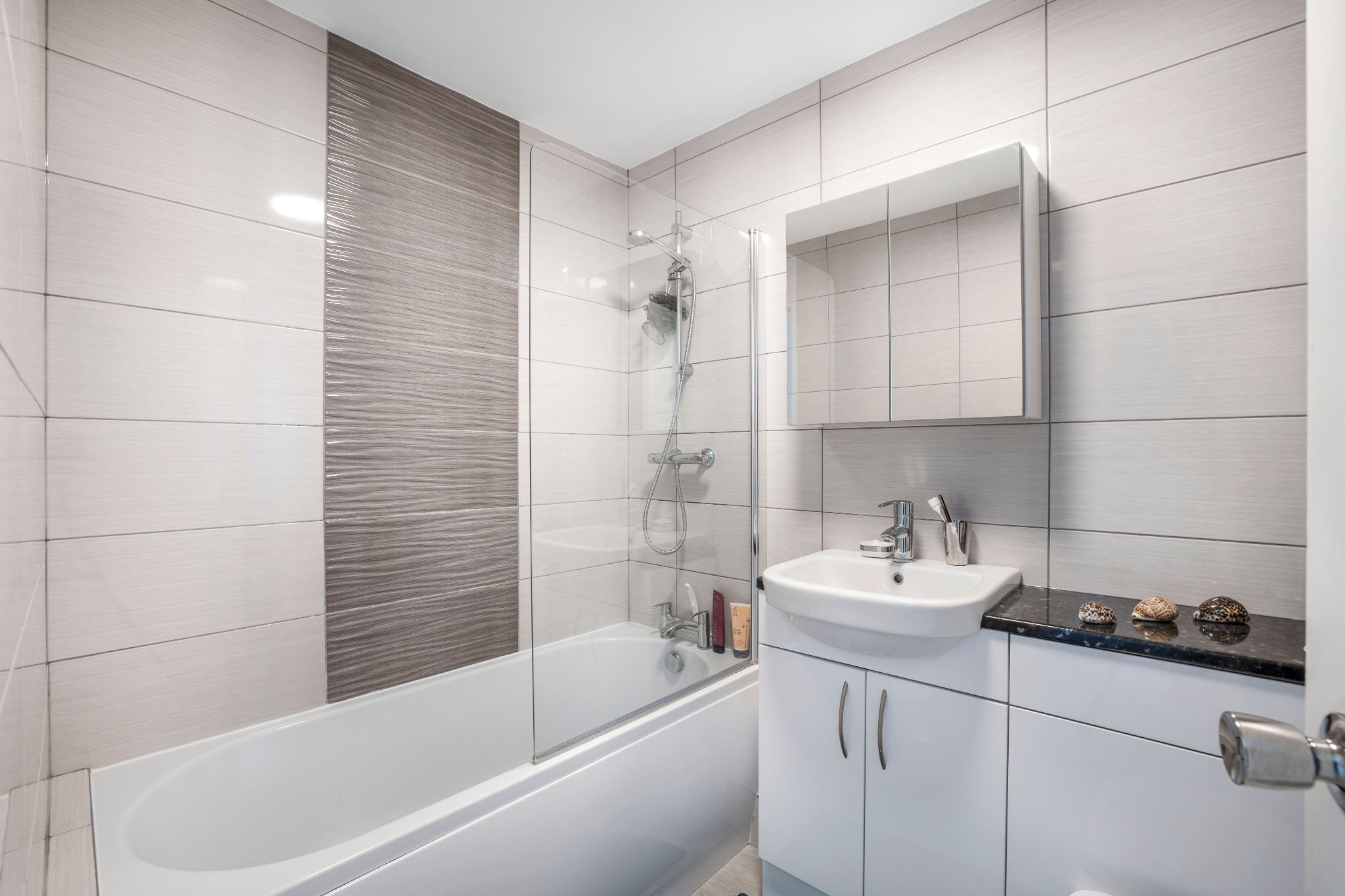 2 bedroom mid terraced house SSTC in Welwyn Garden City - Photograph 9