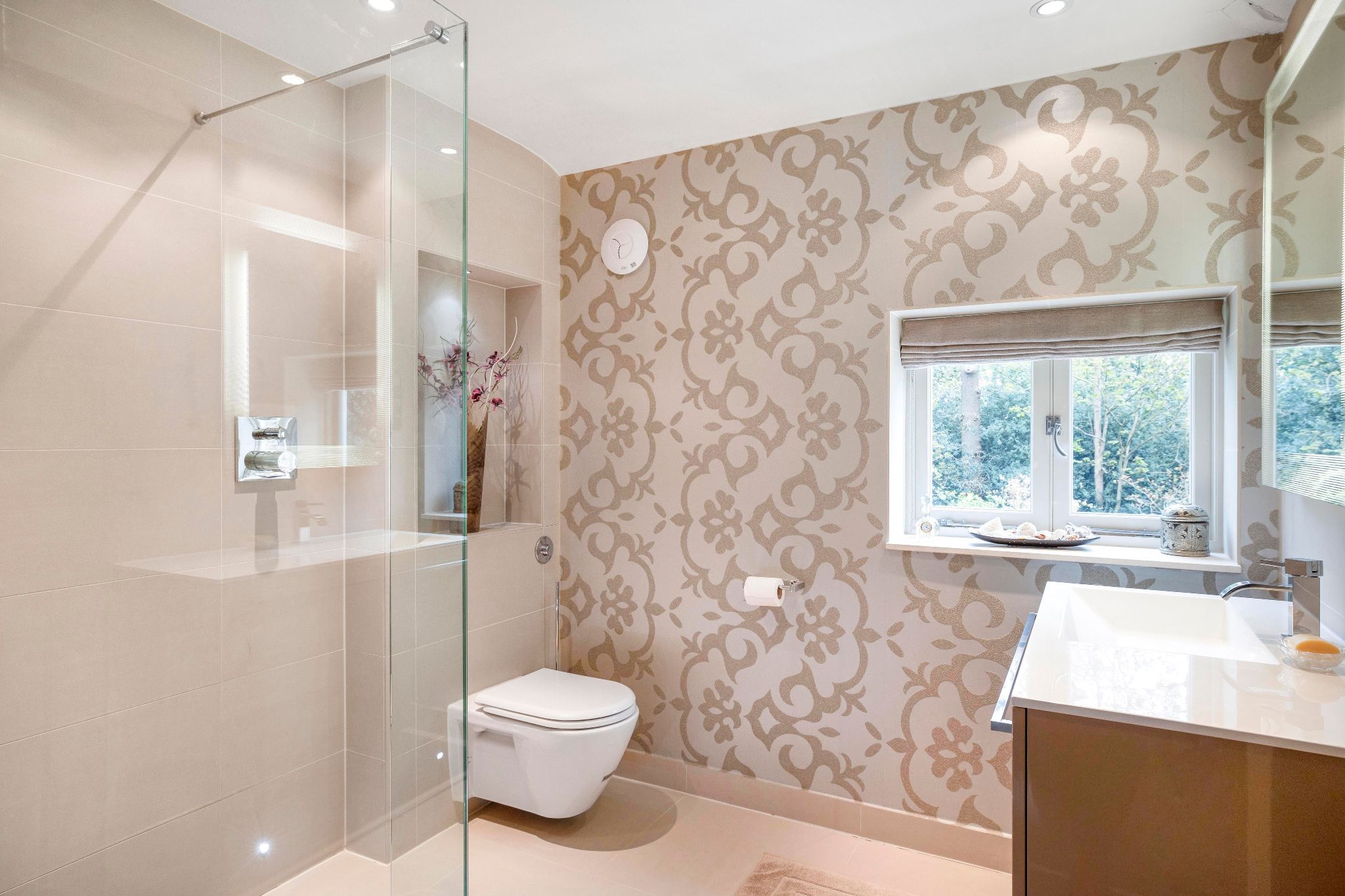 4 bedroom semi-detached house SSTC in Essendon - Photograph 18