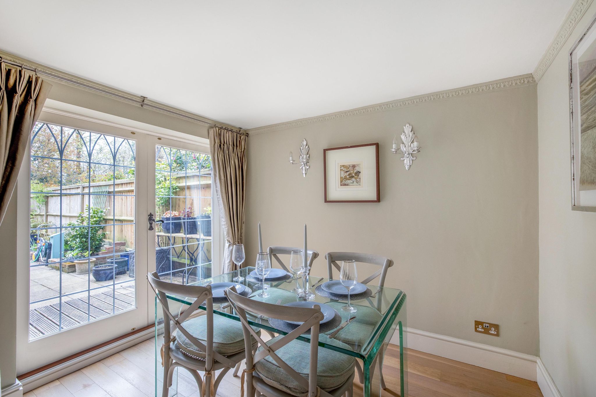 4 bedroom semi-detached house SSTC in Essendon - Photograph 11