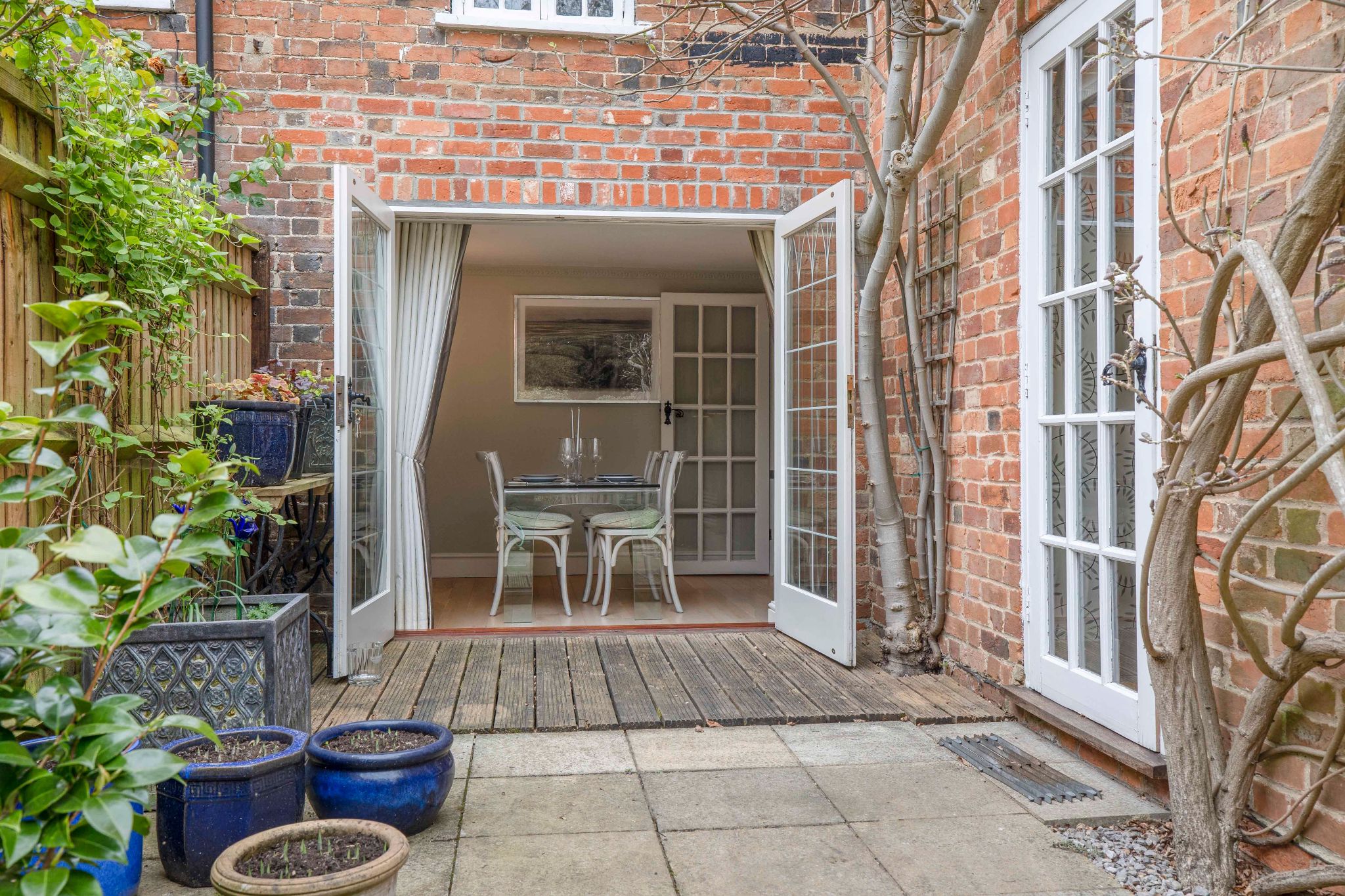 4 bedroom semi-detached house SSTC in Essendon - Photograph 25